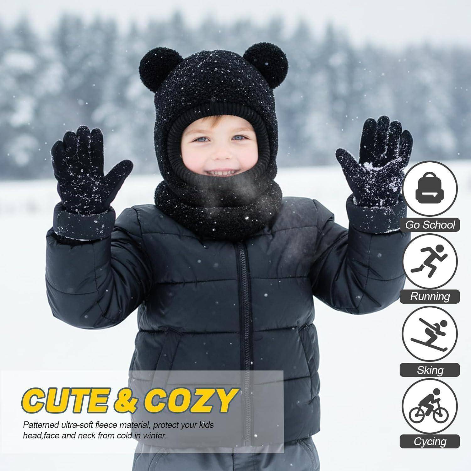 Kind im schwarzen Winter-Schneeanzug, Mütze mit Bärenohren und Handschuhen steht im Schnee mit erhobenen Händen; der Anzeigentext lautet „CUTE & COZY" und zeigt Aktivitätssymbole für Schule, Laufen, Skifahren und Radfahren.