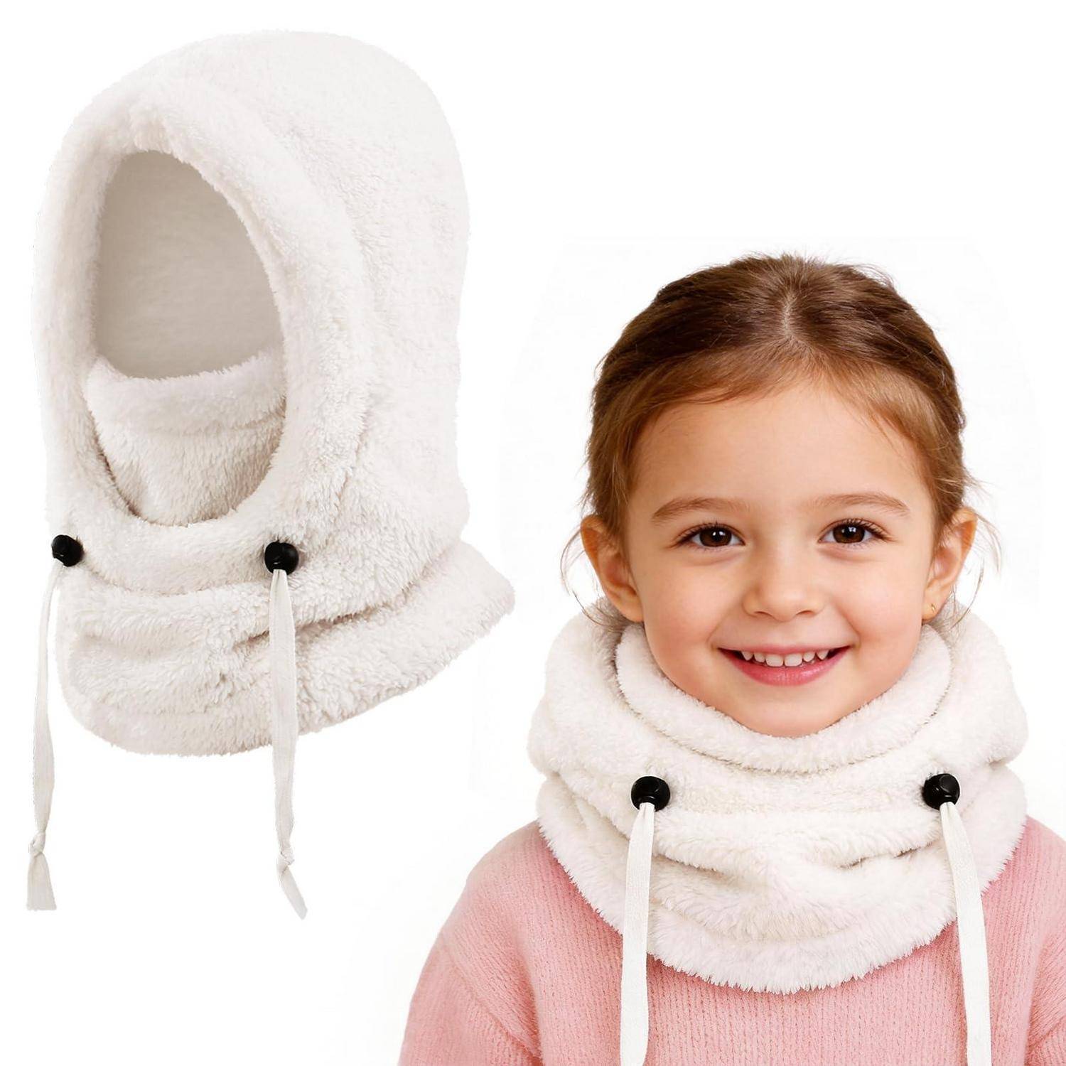 Lächelndes Mädchen, das einen weißen Fleece-Hals-Nackenwärmer mit Kapuze trägt, neben demselben Winteraccessoire auf weißem Hintergrund dargestellt.