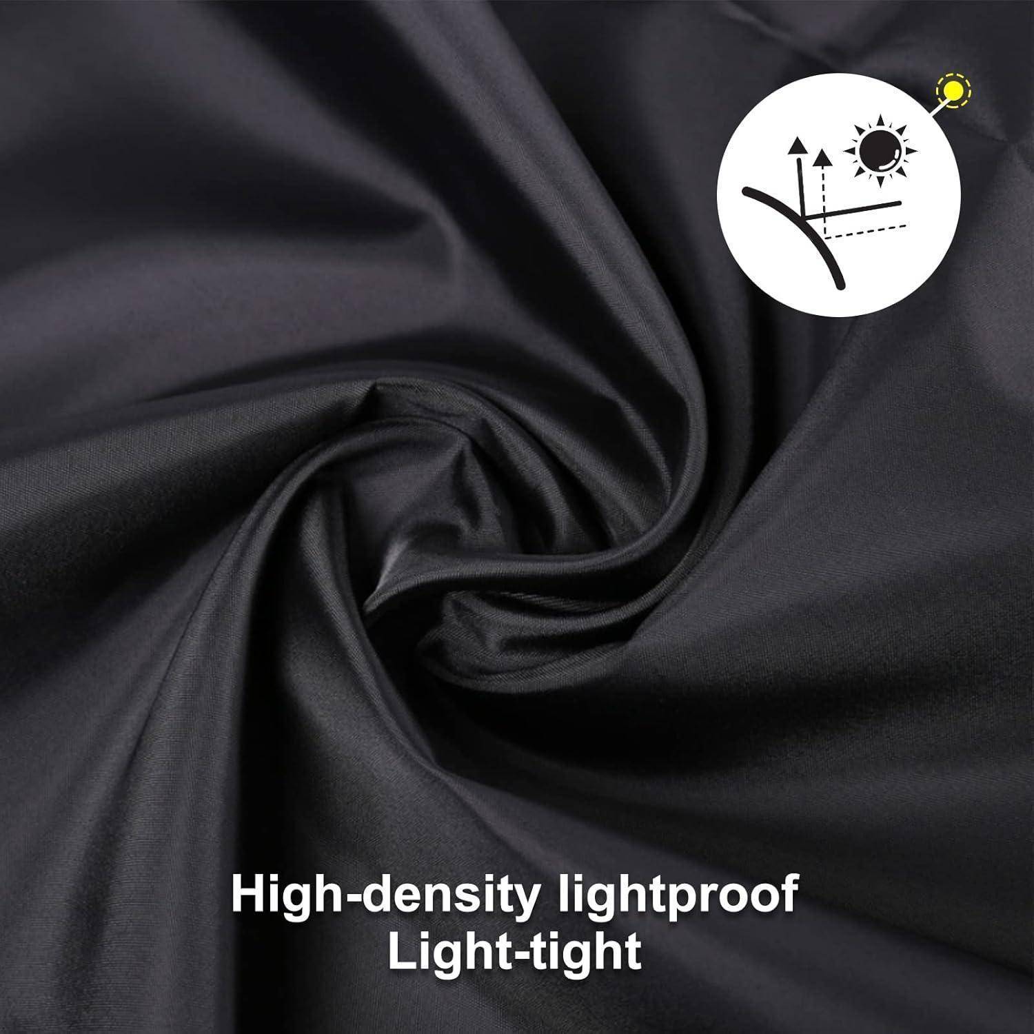 Schwarzer Stoff mit Wirbelmuster und einem Symbol für lichtdichtes, lichtsicheres Material und dem Text „High-Density lichtdicht lichtsicher