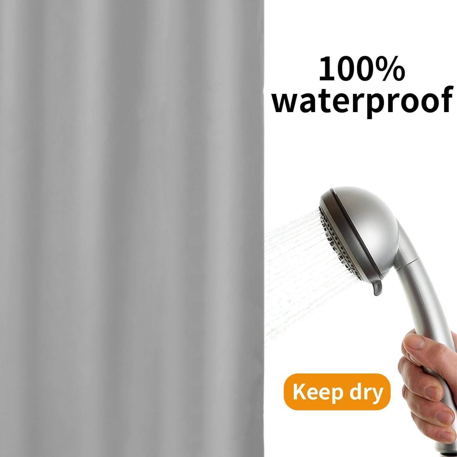 Hand hält einen Duschkopf, der Wasser neben einem grauen Vorhang sprüht, mit Text „100% wasserdicht" und „Trocken bleiben"", was den Schutz vor Wasser hervorhebt.