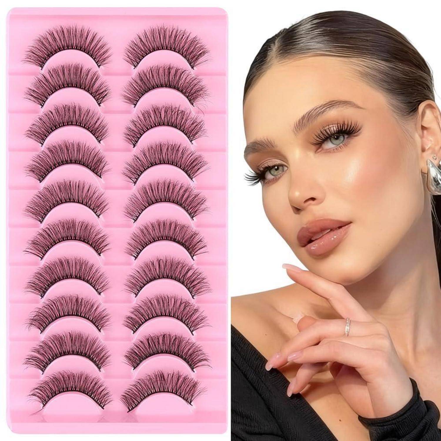 Rosa Tablett mit künstlichen Wimpern neben einer Frau, die dramatische Wimpernverlängerungen und Make-up trägt, das die Wimpern in Verwendung zeigt.
