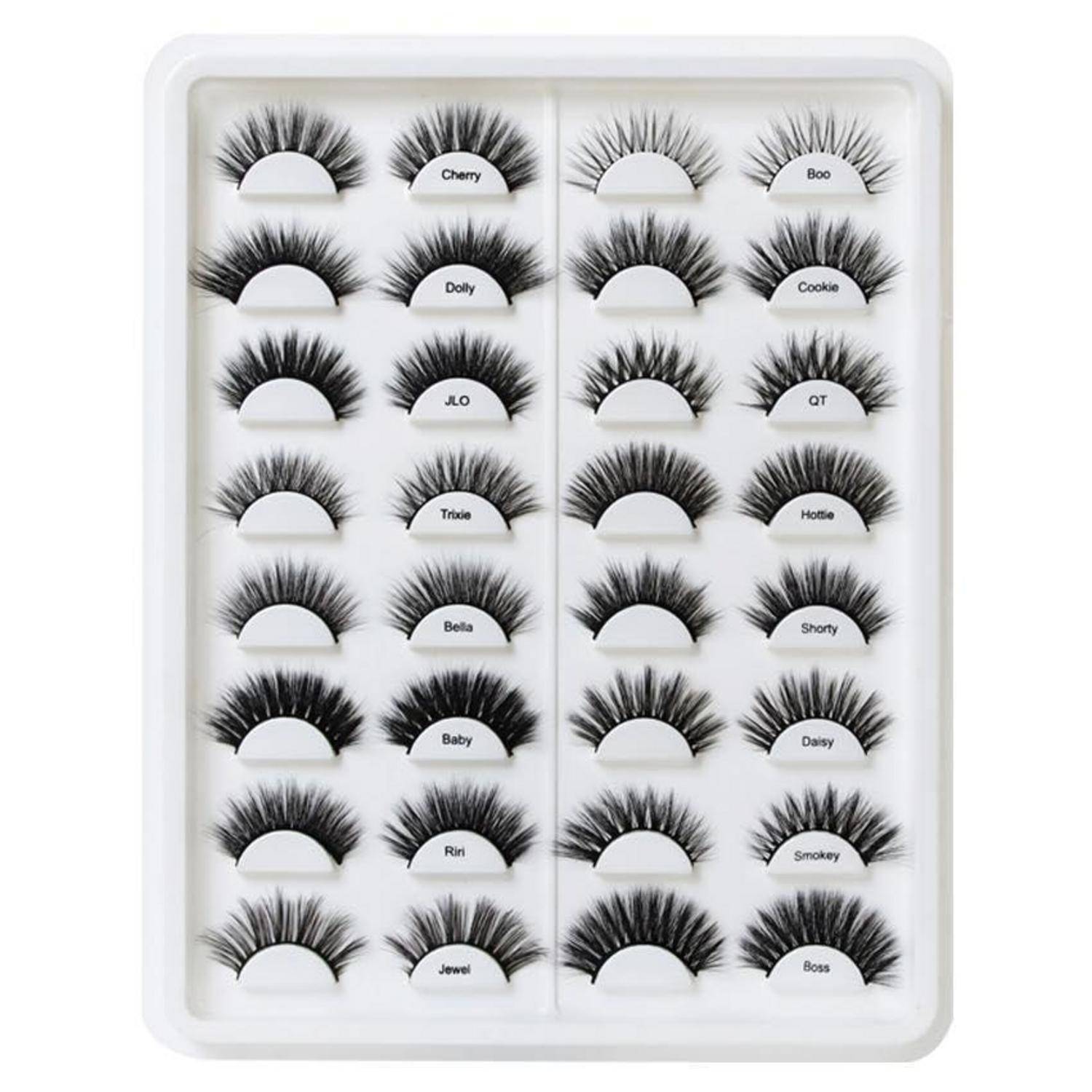 Weißes Tablett mit einem Set von künstlichen Wimpernpaaren, jedes mit Namen wie Cherry, Dolly, JLO, Trixie, Bella, Baby, Boo, Cookie, QT, Hottie, Shorty, Daisy, Smokey und Boss beschriftet.