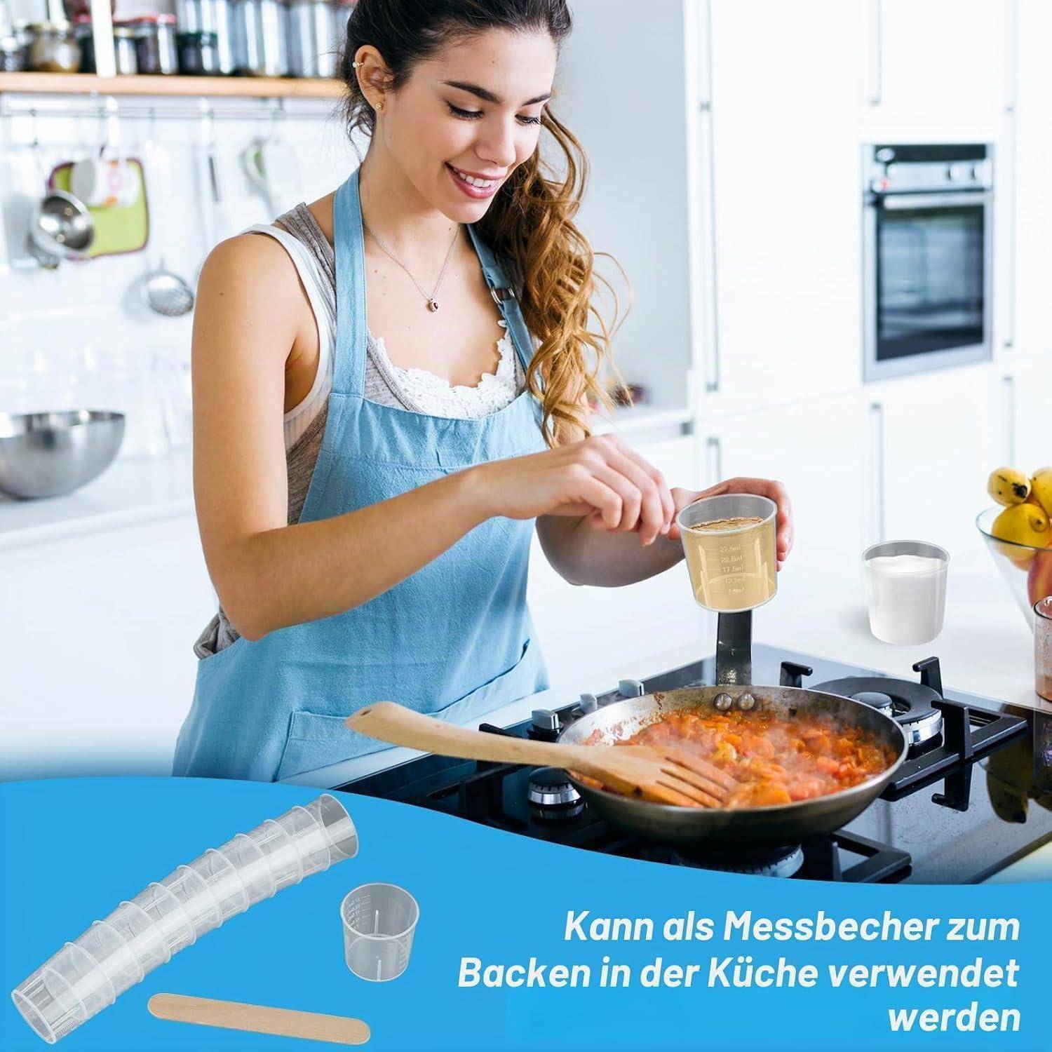 Frau, die an einem Herd kocht und Zutaten abmisst; eingefügter Text auf Deutsch sagt „Kann als Messbecher zum Backen in der Küche verwendet werden