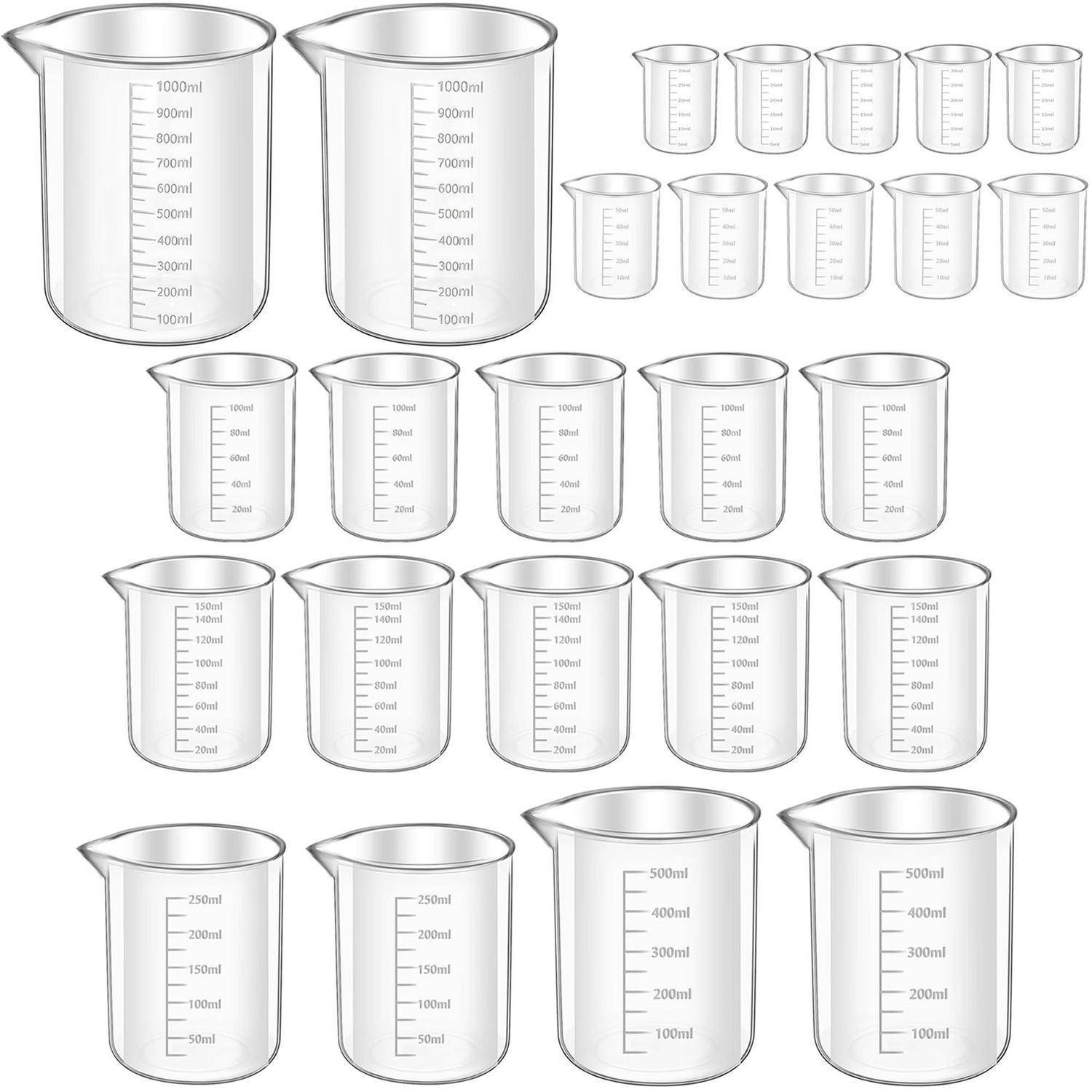 Satz aus transparenten Laborbechern und gestuften Messbechern in verschiedenen Größen mit Millilitier-Markierungen von 50 ml bis 1000 ml.