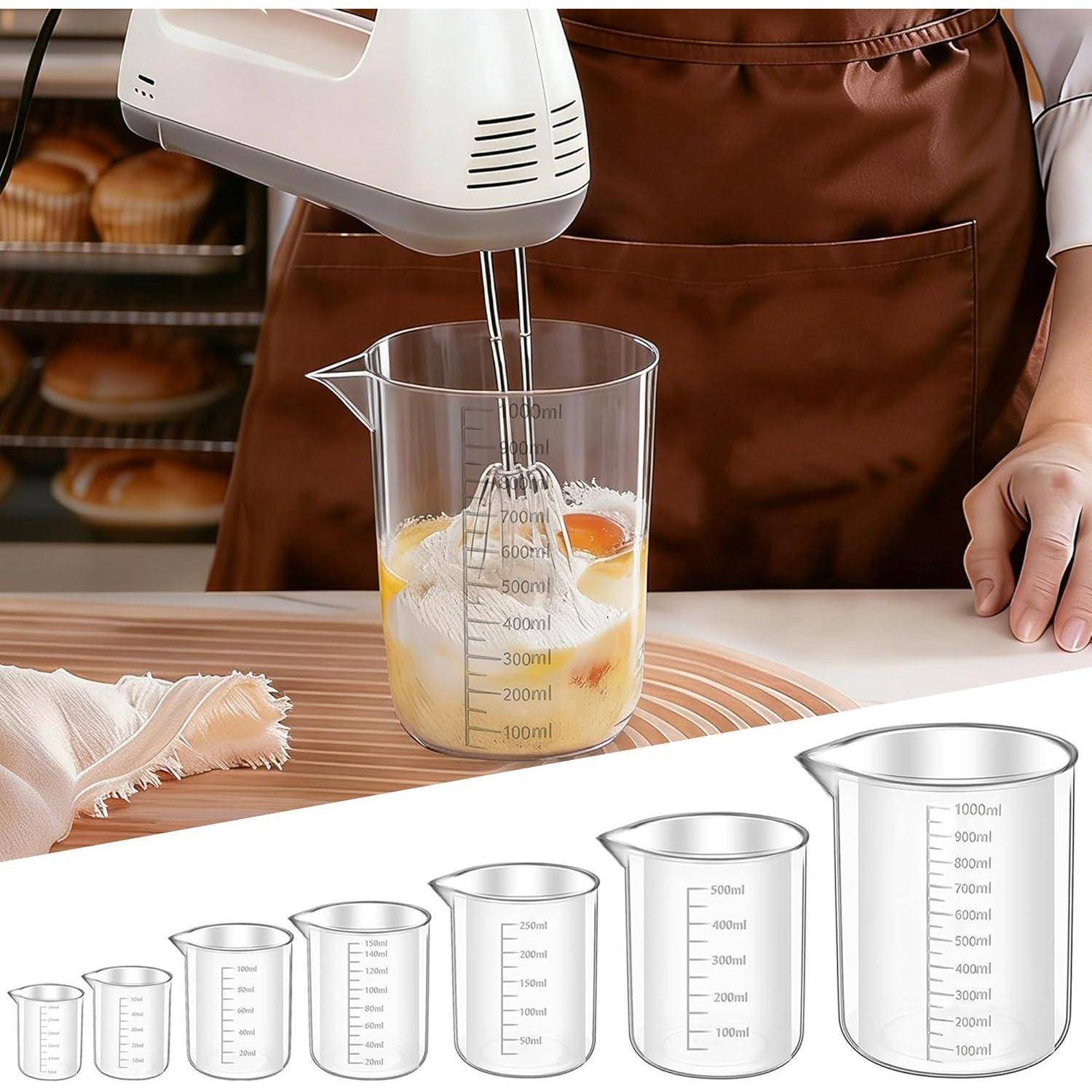 Handmixer, der Teig in einem transparenten Messbehälter mischt, mit einer unteren Reihe, die fünf verschiedene Bechergößenoptionen in Millilitern zeigt.