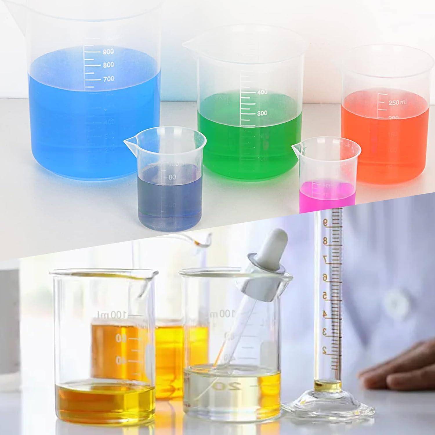 Laborglasgeräte mit farbigen Flüssigkeitslösungen in Bechern und Flaschen, einschließlich eines Messzylinders und einer Pipette, die Chemieexperimente suggerieren.