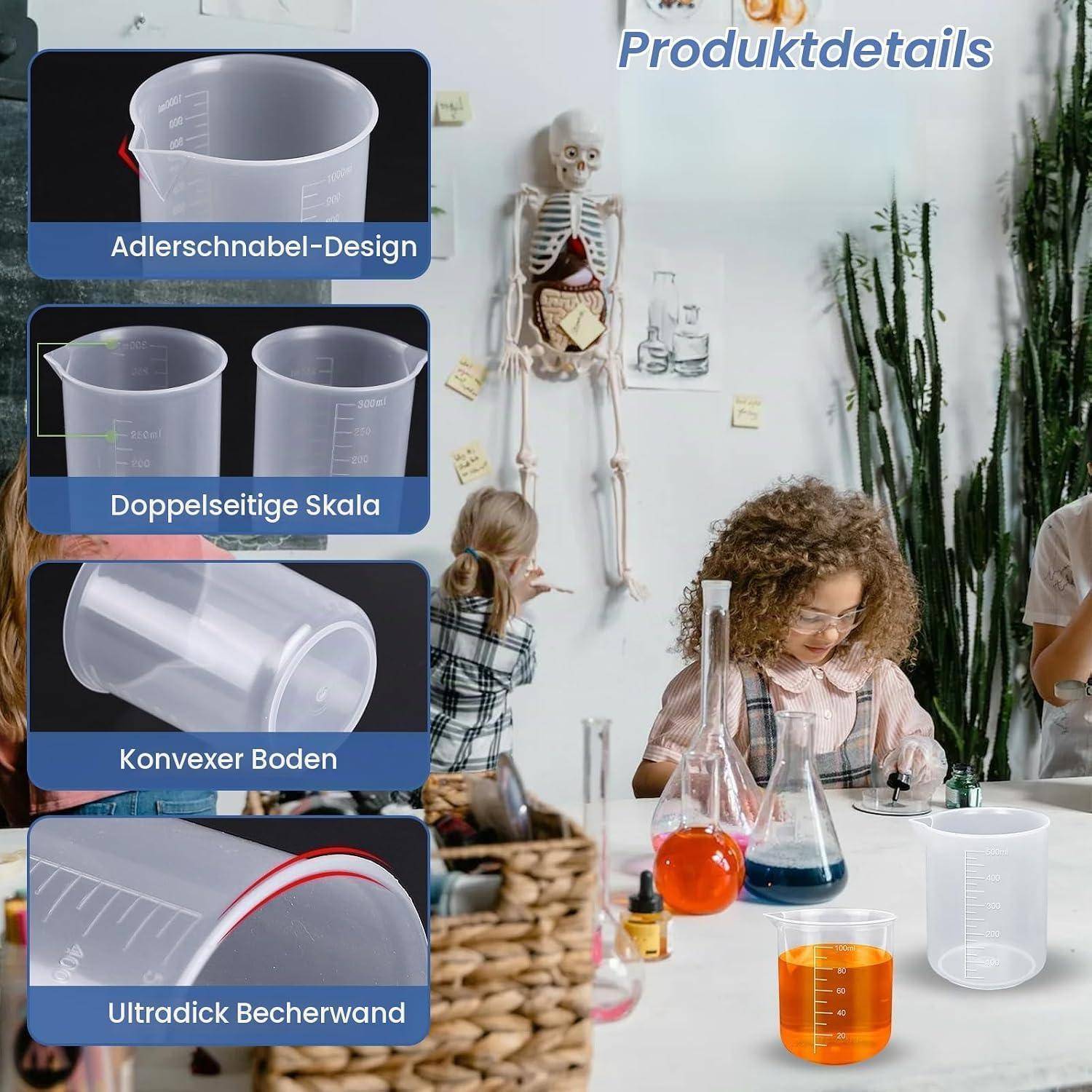 Produktdetail-Grafik mit einem transparenten Messebecher mit „Adlerschnabel-Design", doppelseitiger Skala, konvexem Boden und ultraflacher Becherseite in einem naturwissenschaftlichen Klassenzimmer