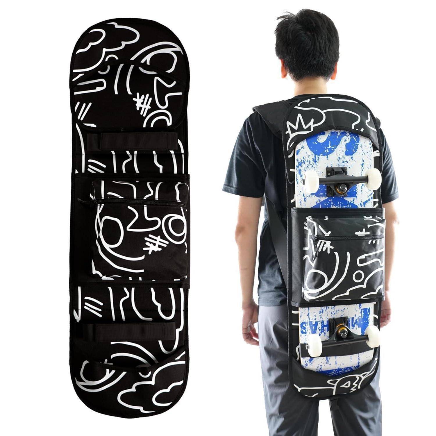 Schwarz-weiß gemusterter Skateboard-Rucksack von vorne und hinten gezeigt, mit auf der hinteren Platte befestigtem Skateboard zum Transportieren.