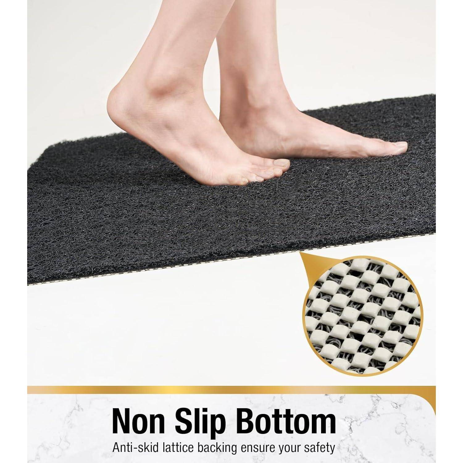 Nackte Füße auf einer schwarzen Matte mit Nahaufnahme des strukturierten Untergrunds; Text lautet „Non Slip Bottom" und „Anti-skid lattice backing ensure your safety"" (Rutschfeste Unterseite und rutschfeste Gitterstruktur auf der Rückseite gewährleisten Ihre Sicherheit).