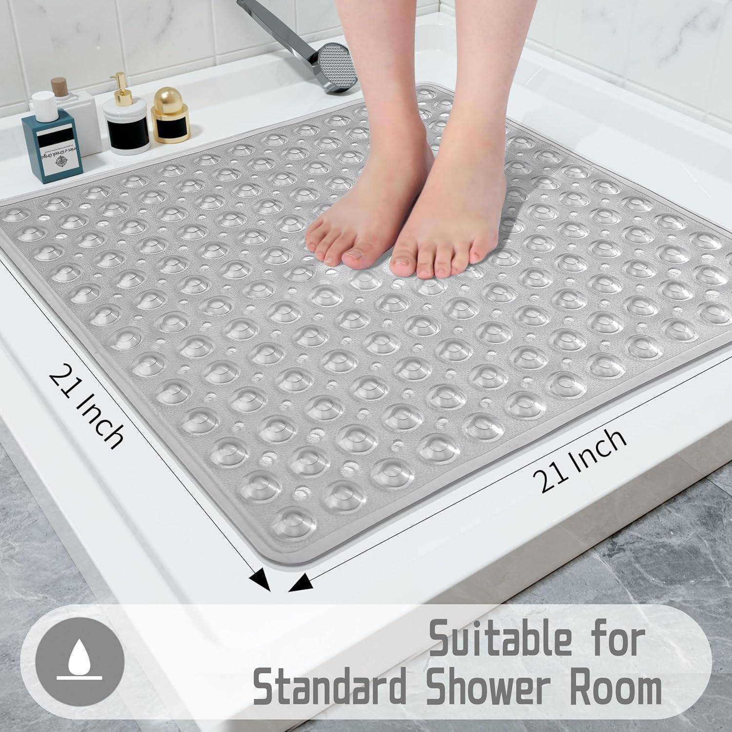 Durchsichtige Duschenmatte mit Saugnäpfen in einer Standard-Dusche, gezeigt mit nackten Füßen und beschriftet mit 21 Zoll mal 21 Zoll, geeignet für Standard-Duschräume.