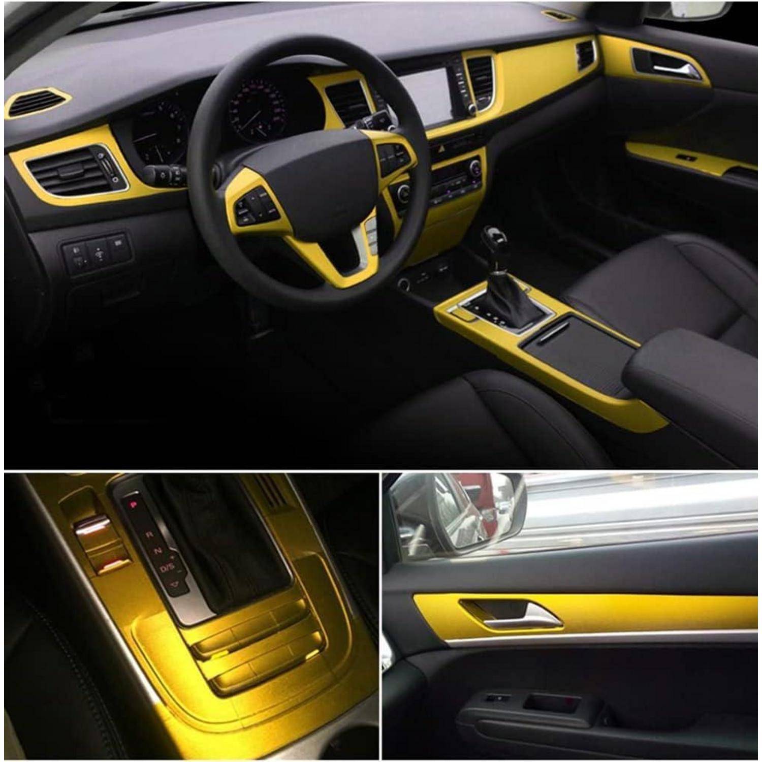 Autointerior mit schwarzer Polsterung und leuchtendem gelbem Zierrat auf dem Armaturenbrett, Lenkrad, Mitteltunnel, Schalthebel und Türverkleidungen.