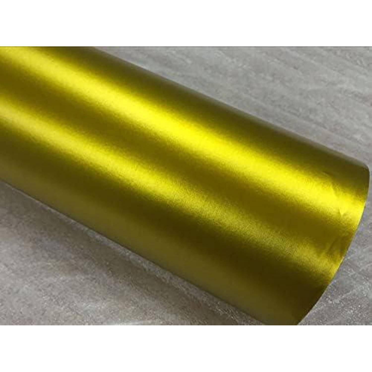 Metallisches Gold-Rollblatt oder Vinylmaterial, das diagonal auf einer grau strukturierten Oberfläche liegt.