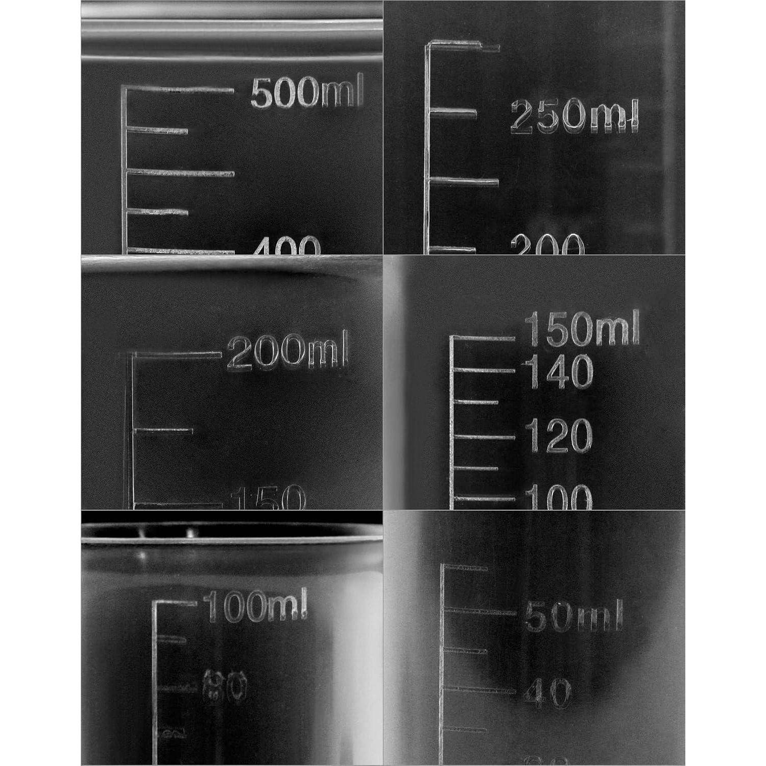 Collage von sechs Nahaufnahmen von Becherskalierungen mit den Bezeichnungen 500 ml, 250 ml, 200 ml, 150 ml, 100 ml und 50 ml, die Volumenmesspunkte zeigen.