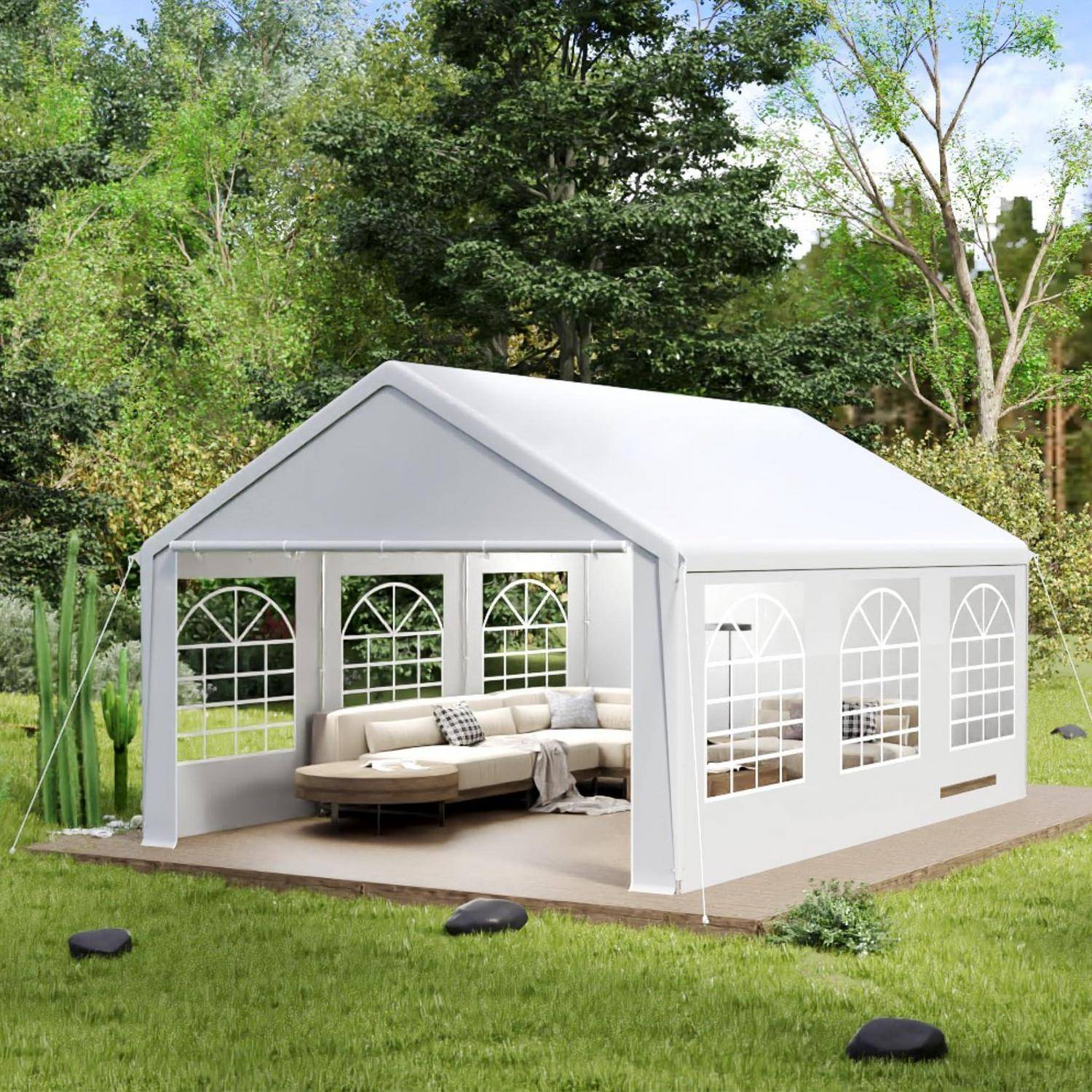 Weißes Außenzelt-Pavillon mit offener Front, ausgestattet mit einem beige farbigen Ecksofa auf einer Holzplattform in einem grünen Garten.