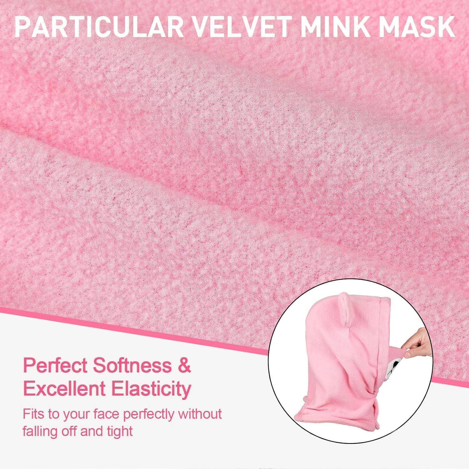 Rosa Samt-Nerz-Gesichtsmaske mit strukturiertem Stoffhintergrund und Ausschnitt, der eine Hand zeigt, die die Maske hält; Text sagt „Perfekte Weichheit & Hervorragende Elastizität" und „Passt perfekt auf Ihr Gesicht, ohne abzufallen und eng anzuliegen"