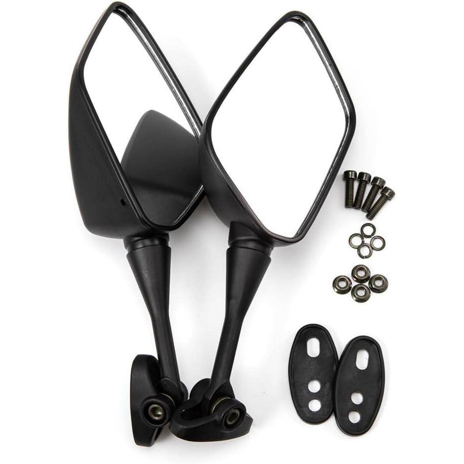 Zwei schwarze Motorrad-Seitenspiegel mit Befestigungszubehör, einschließlich Bolzen, Unterlegscheiben und Adapterplatten, auf weißem Hintergrund dargestellt.