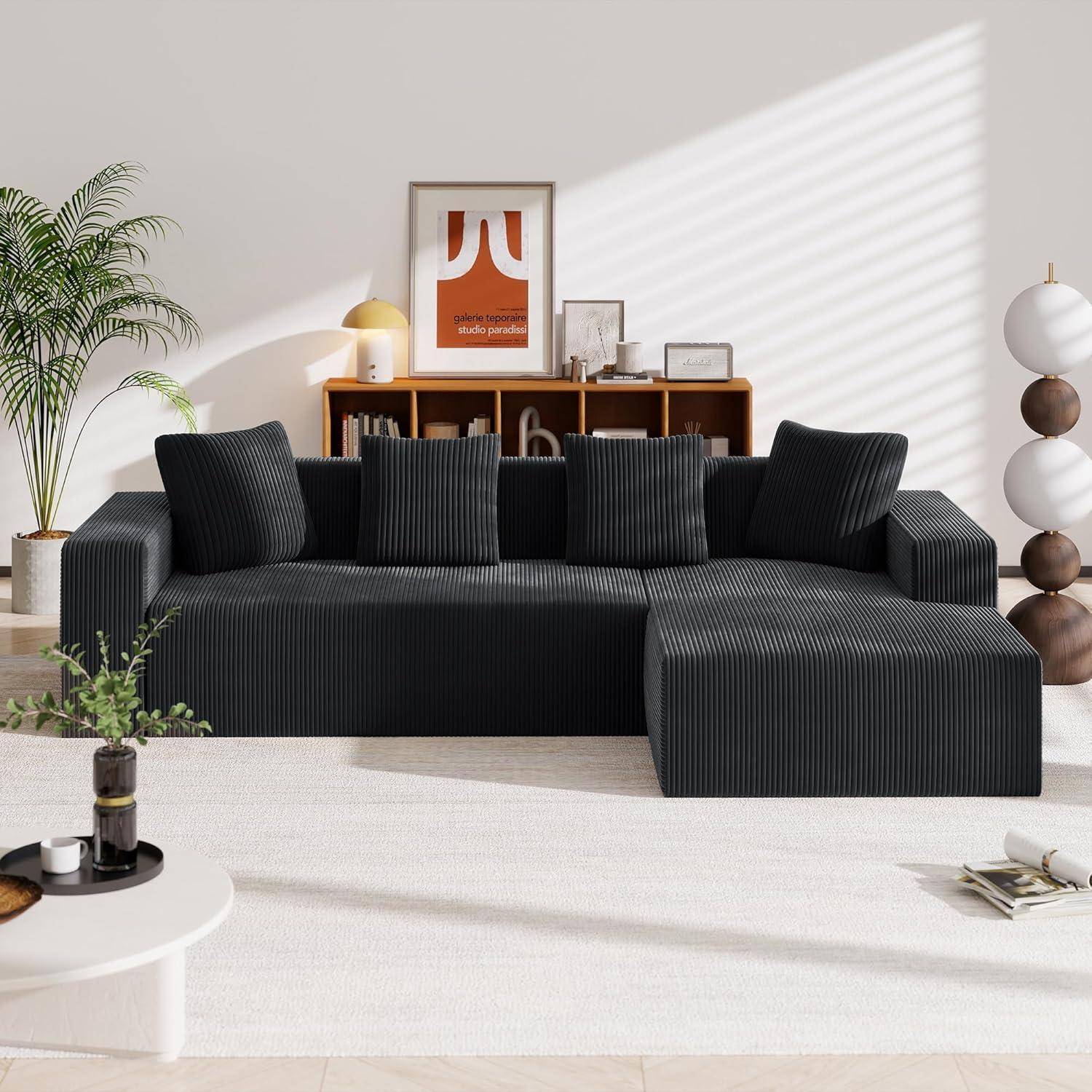 Modernes Wohnzimmer mit schwarzem Ecksofa, Holzkonsole und gerahmter Kunst, helles Sonnenlicht, das gestreifte Schatten auf einem hellen Teppich wirft.