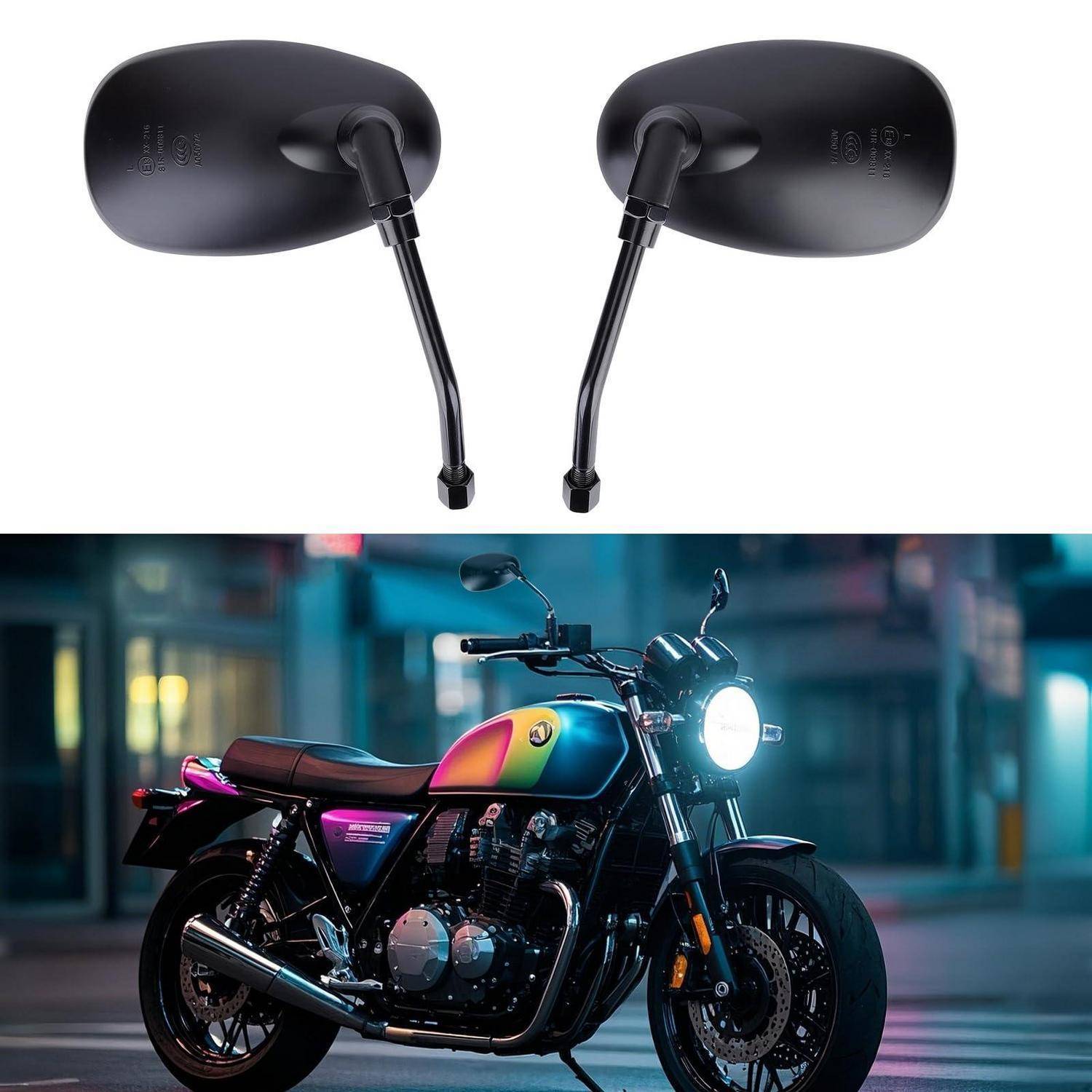 Schwarze Motorraderspiegel, die oben über einem farbigen Motorrad mit eingeschaltetem Scheinwerfer in der Nacht gezeigt werden.