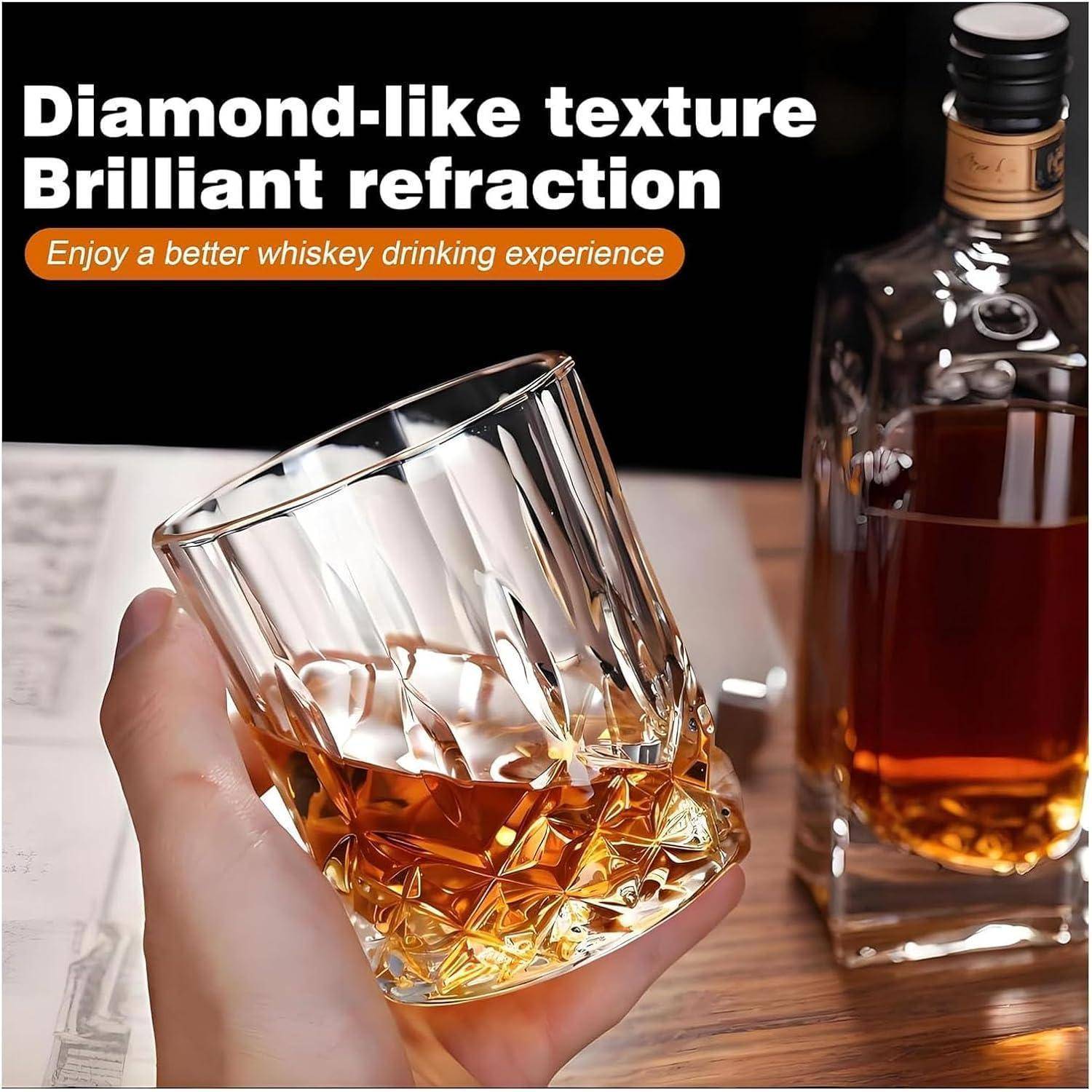 Hand hält ein geschliffenes Whisky-Glas neben einer Whisky-Flasche, mit Anzeigentext "Diamantähnliche Textur"" und ""Brillante Lichtbrechung"".