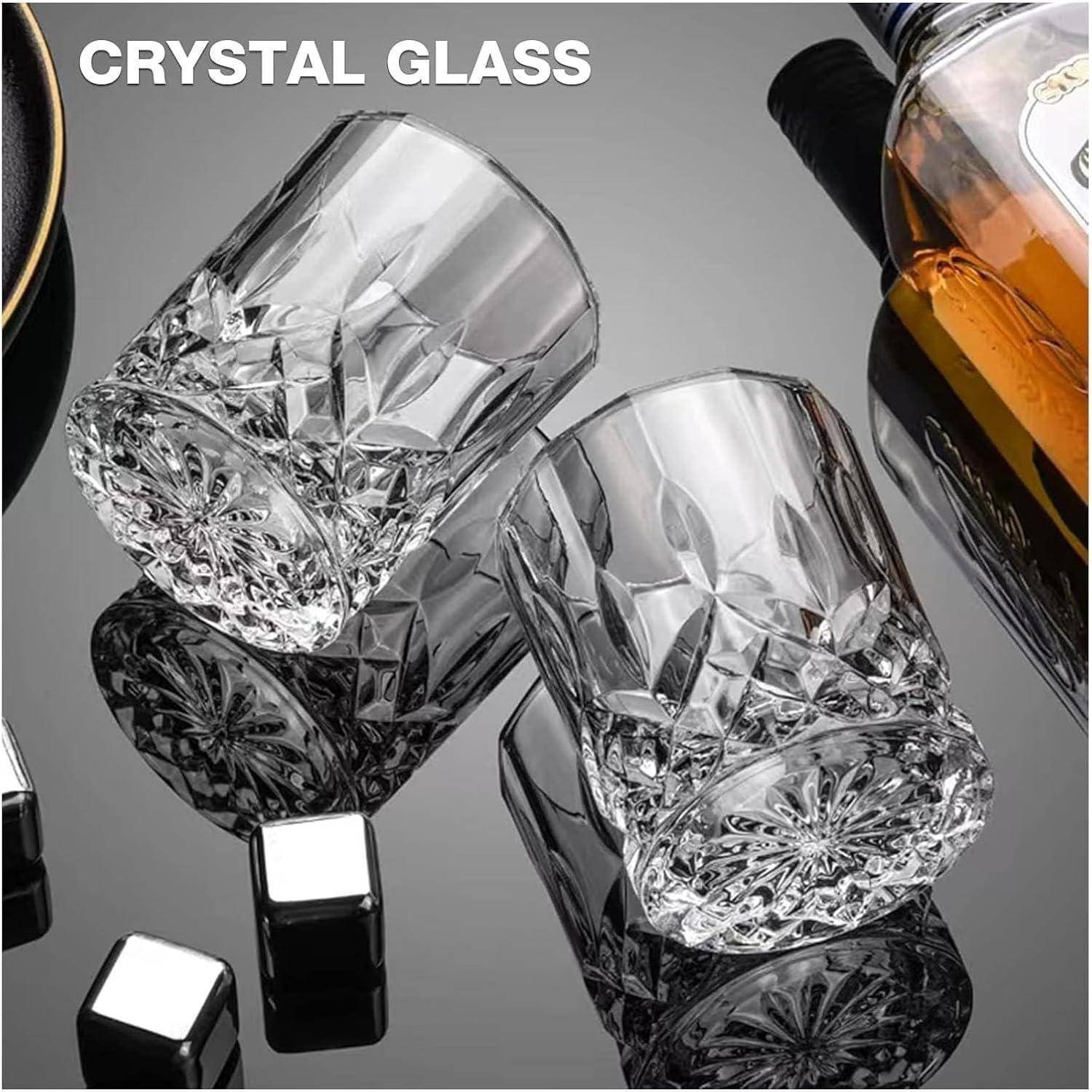 Zwei facettierte Kristallglastumbler auf einer reflektierenden Oberfläche, mit dem Text „CRYSTAL GLASS" oben.