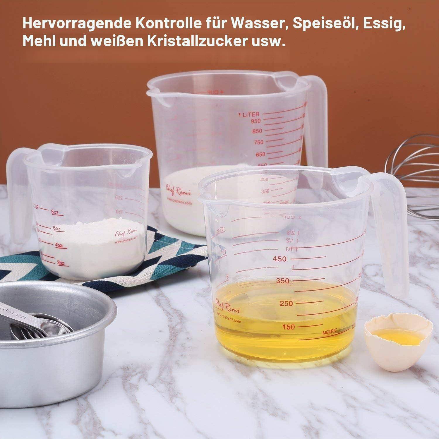 Messbereiche und Schüssel auf einer Arbeitsplatte mit deutschem Text, der genaues Messen von Wasser, Speiseöl, Essig, Mehl und Zucker fördert.