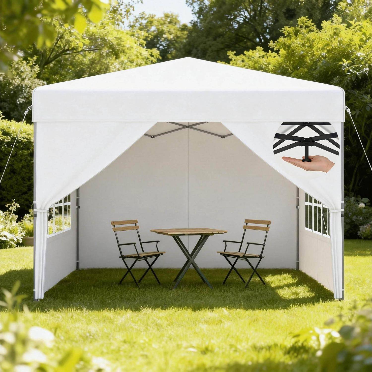 Weißes Pop-up-Pavillon-Zelt in einem Garten mit einem kleinen runden Tisch und zwei Klappstühlen; die Vergrößerung zeigt eine Hand, die den Zeltrahmen einstellt.
