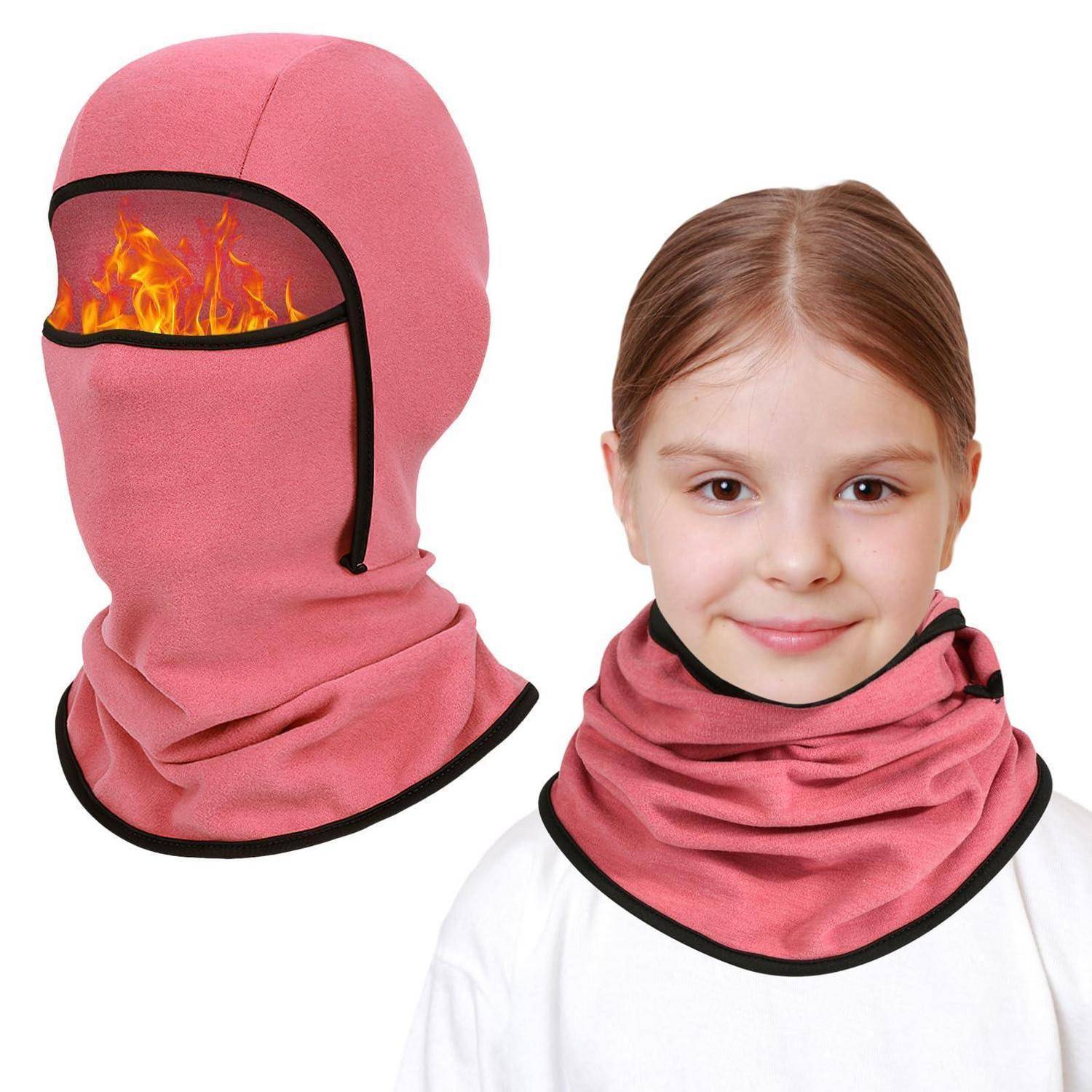 Mädchen, das eine rosa flammhemmende Sturmhaube/Nackenmanschette trägt; die Vergrößerung zeigt die Gesichtsöffnung mit Feuer und hebt den Schutz vor Flammen hervor.