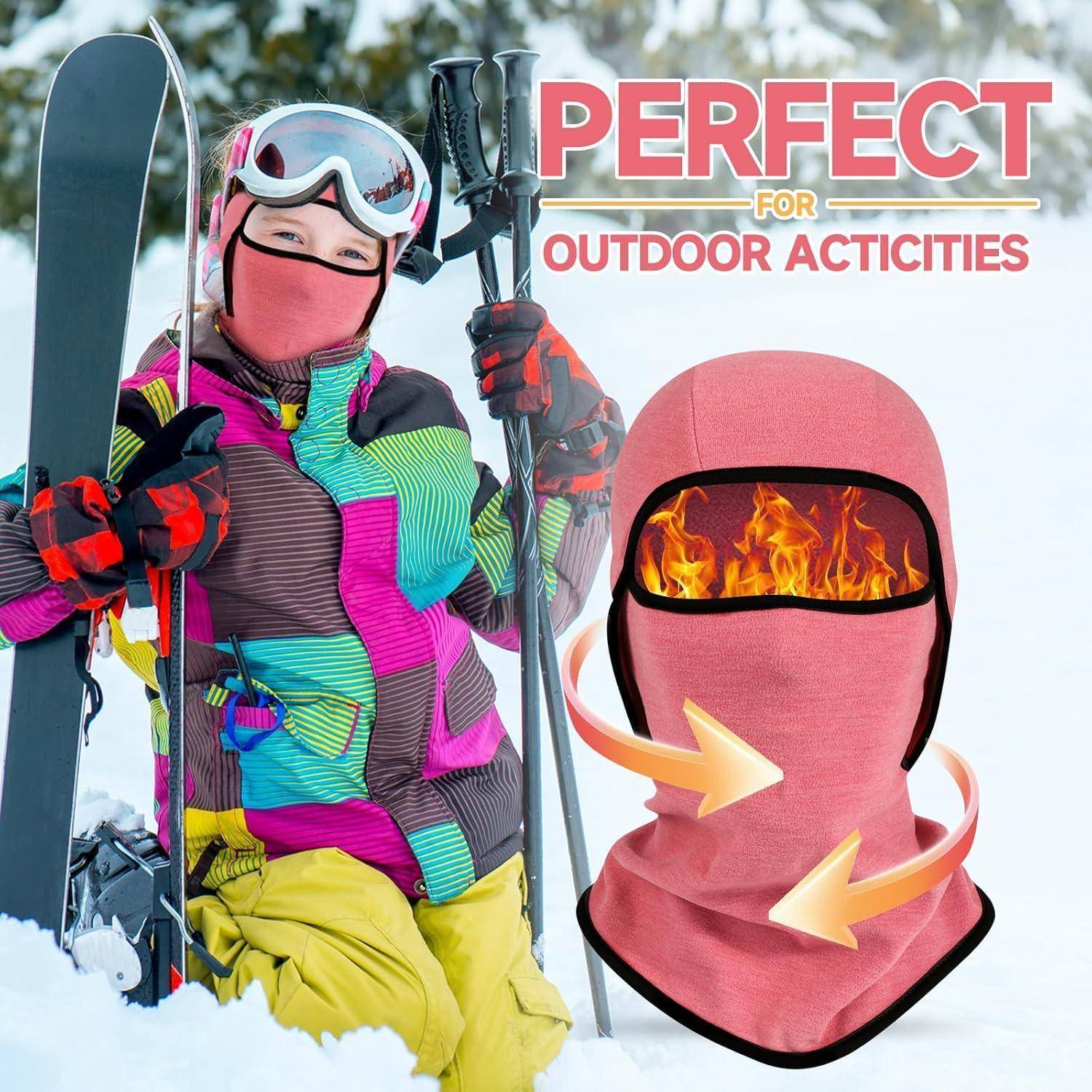 Anzeige mit einem Skifahrer in einer rosa Gesichtsmaske und Schutzbrille neben einer rosa Sturmhaube mit Flammen im Sichtfeld, beschriftet mit „PERFEKT FÜR OUTDOOR-AKTIVITÄTEN".