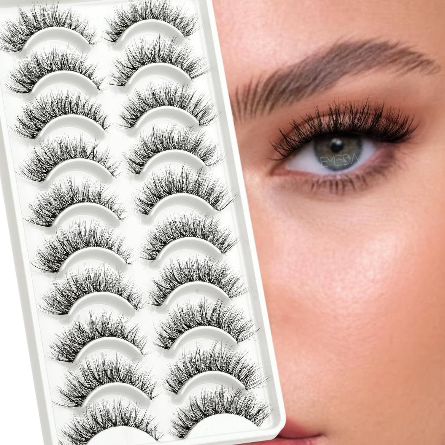 Tablett mit falschen Wimpern neben einer Nahaufnahme eines Frauenauges mit einer langen, dicken Wimpernverlängerung.