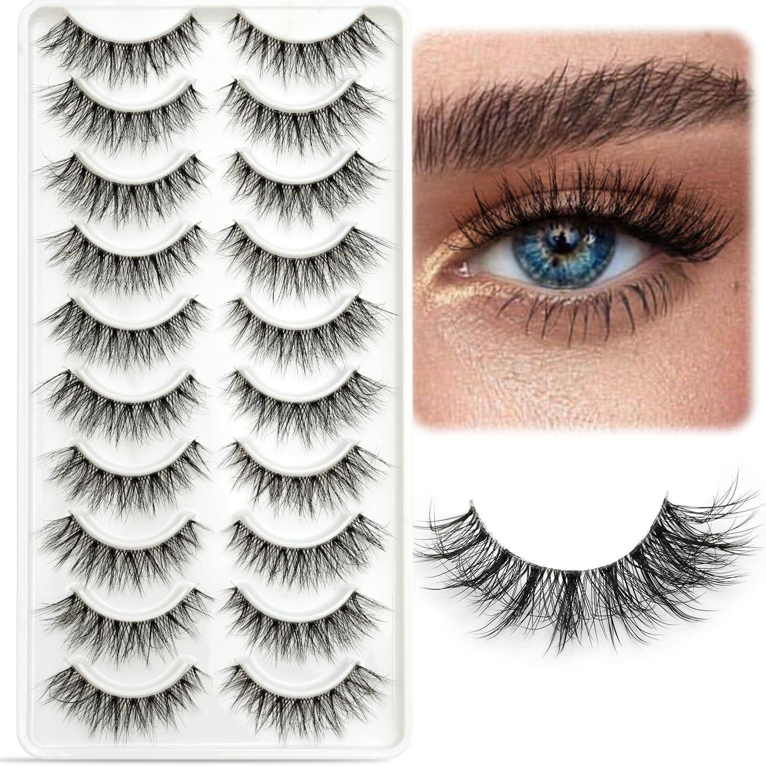 Satz von künstlichen Wimpern auf einem Tablett, mit einer Nahaufnahme eines blauen Auges mit Wimpern, um den Look auf dem Auge zu zeigen.