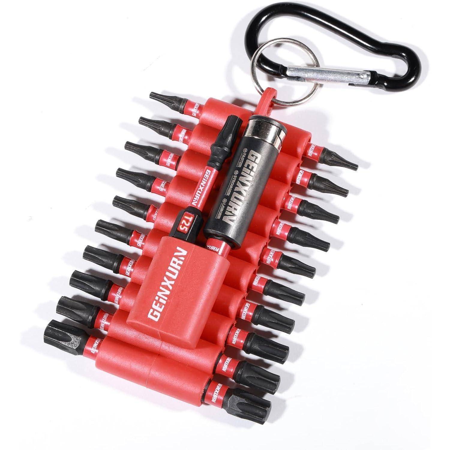 Roter Multitool-Schlüsselorganizer mit mehreren Schraubendreher-Bits und einem Karabinerhaken auf weißem Hintergrund.
