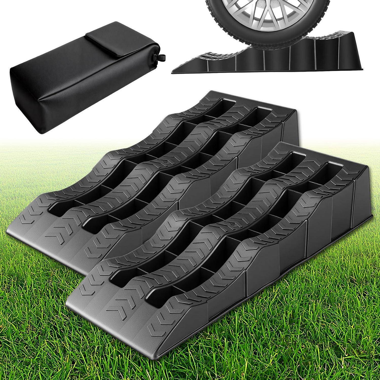 Schwarze Gummi-Radkeile mit einer Tragetasche, die einen Fahrzeugreifen auf Gras abstützen