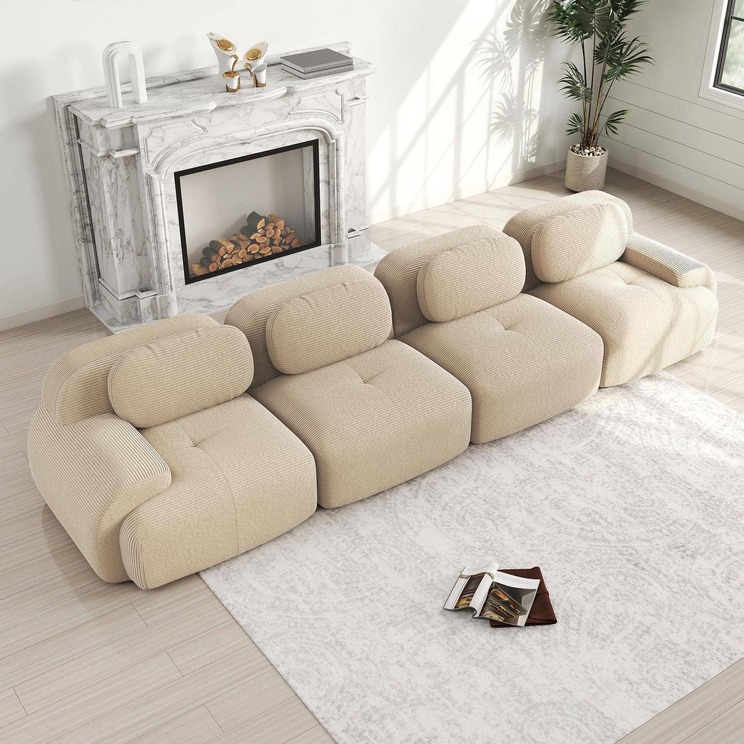 Beige modulares Ecksofa mit abgerundeten Kissen in einem hellen, minimalistischen Wohnzimmer, platziert auf einem weißen Teppich vor einem Marmorkamin.