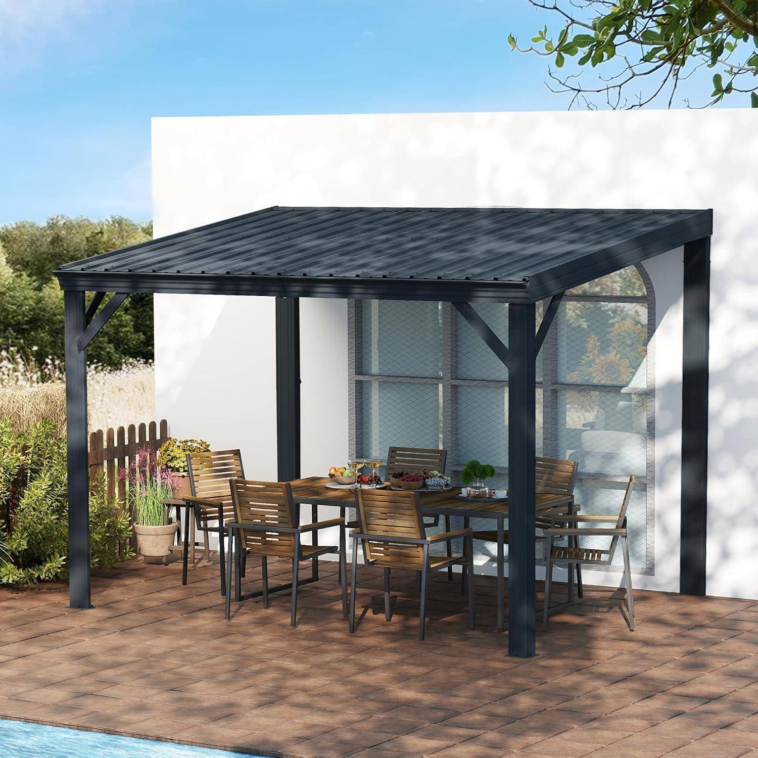 Ein schwarzes Metall-Terrassenpergola spendet Schatten für einen Außenesstisch mit Stühlen auf einer gefliesten Terrasse neben einem Haus und Pool.