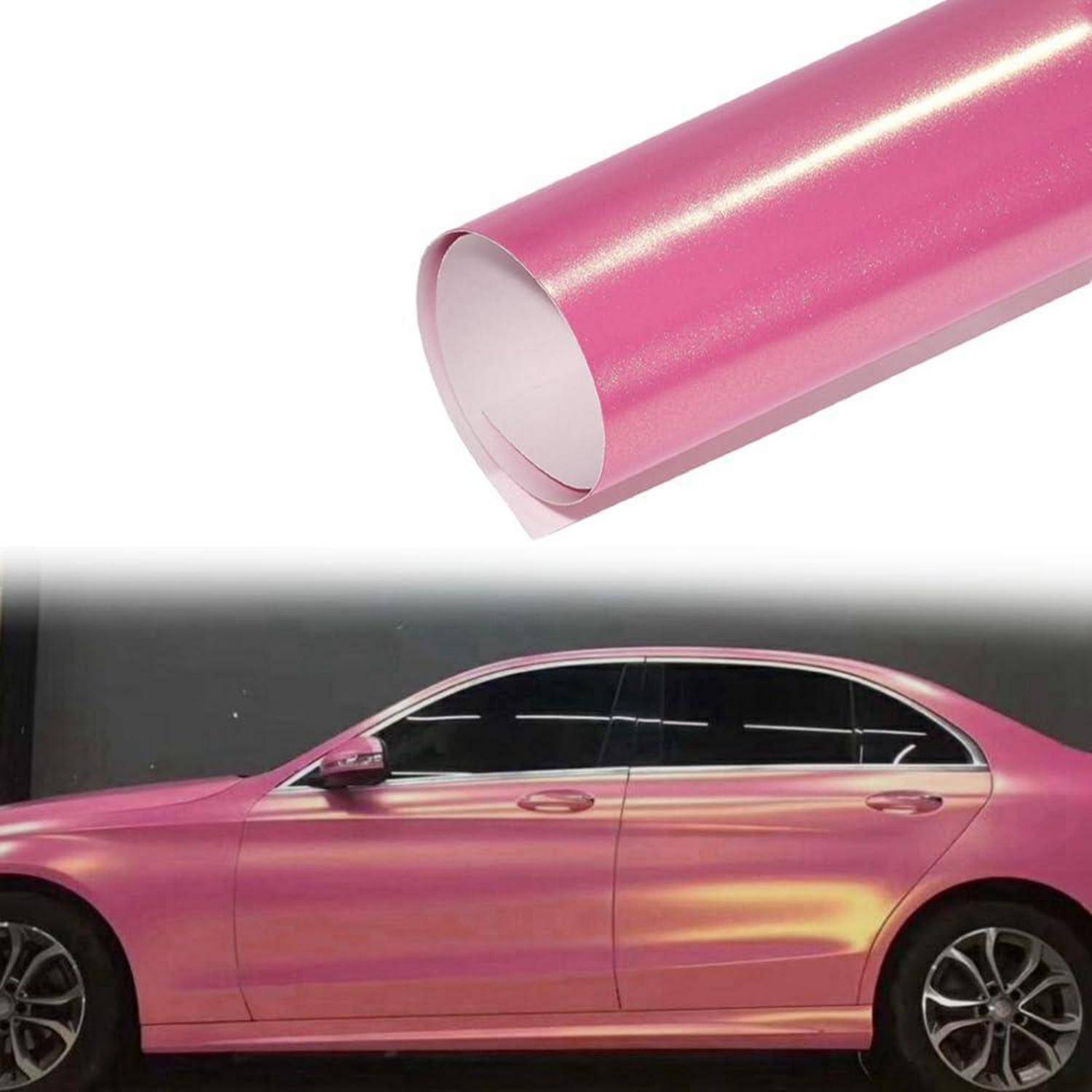 Rosafarbene metallische Autolackschutzfolie, oben abgebildet, über eine Limousine mit dem gleichen glänzenden rosafarbenen Finish gewickelt, was die auf einem Fahrzeug angewendete Produkt demonstriert.