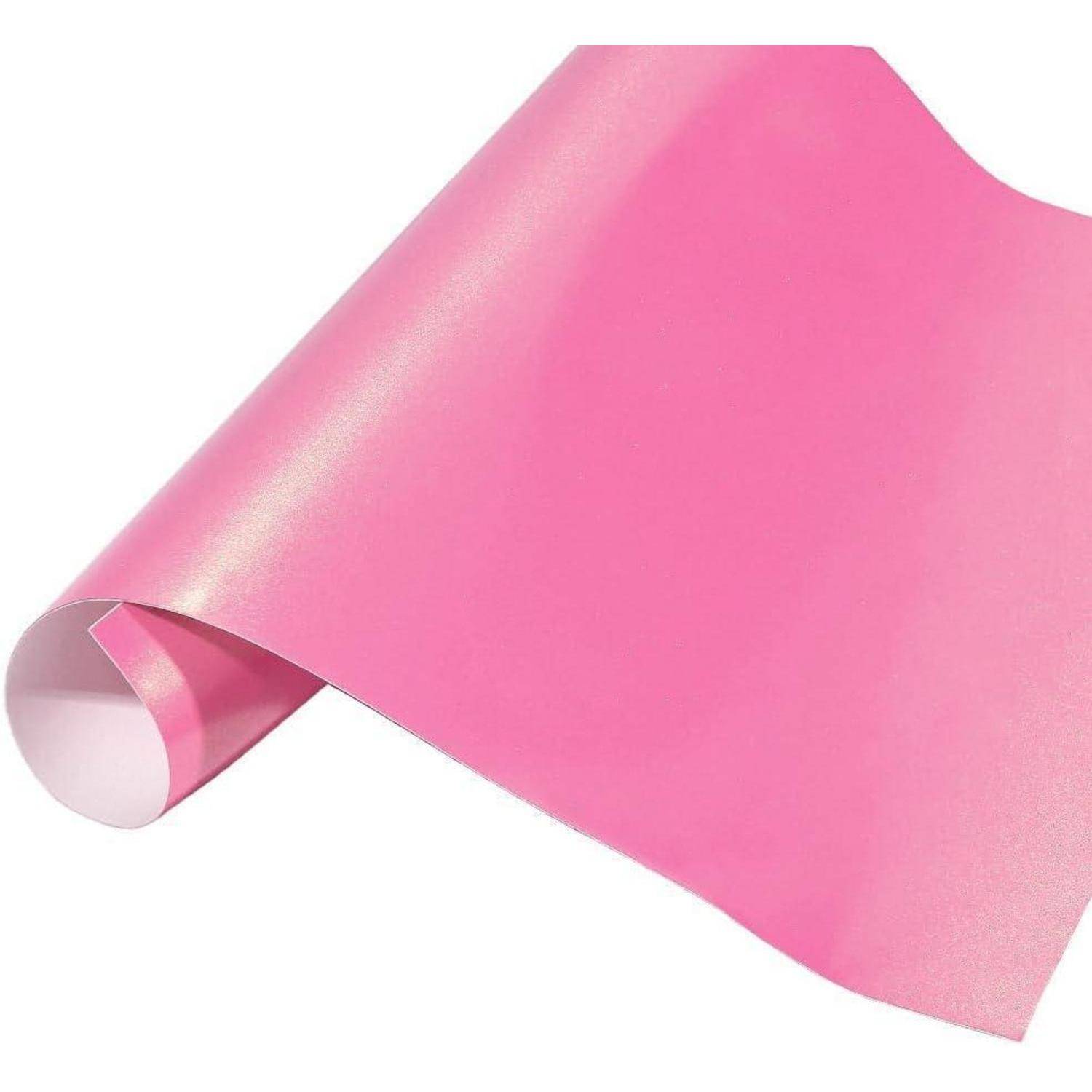 Rolle aus glänzendem rosa Geschenkpapier auf weißem Hintergrund.