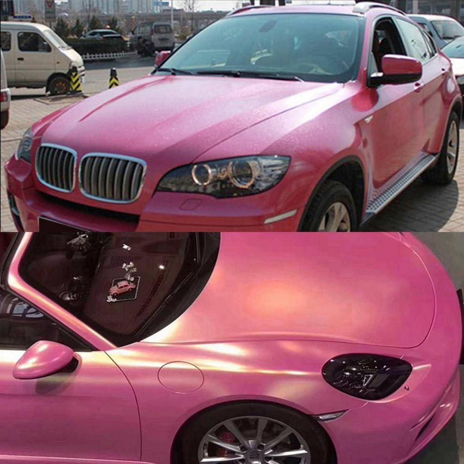 Rosa BMW-artiger SUV und Sportwagen mit passendem glänzendem rosa Wrap, gezeigt im Freien in einem Parkplatzbereich aus Front- und Seitenansichten.