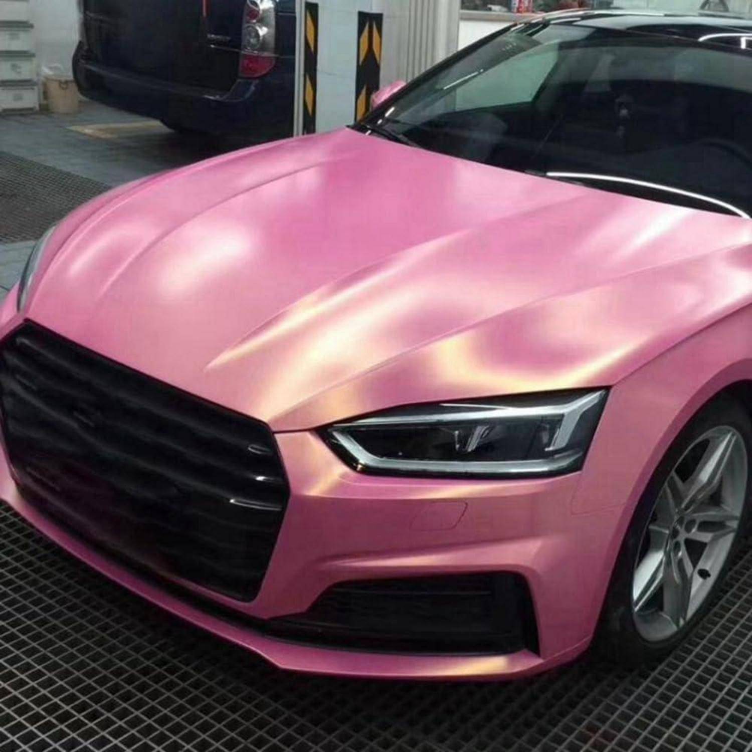 Rosa Sportswagen mit glänzender Perlmuttoberfläche in einer Garage geparkt, Vorderansicht von links in Nahaufnahme gezeigt.