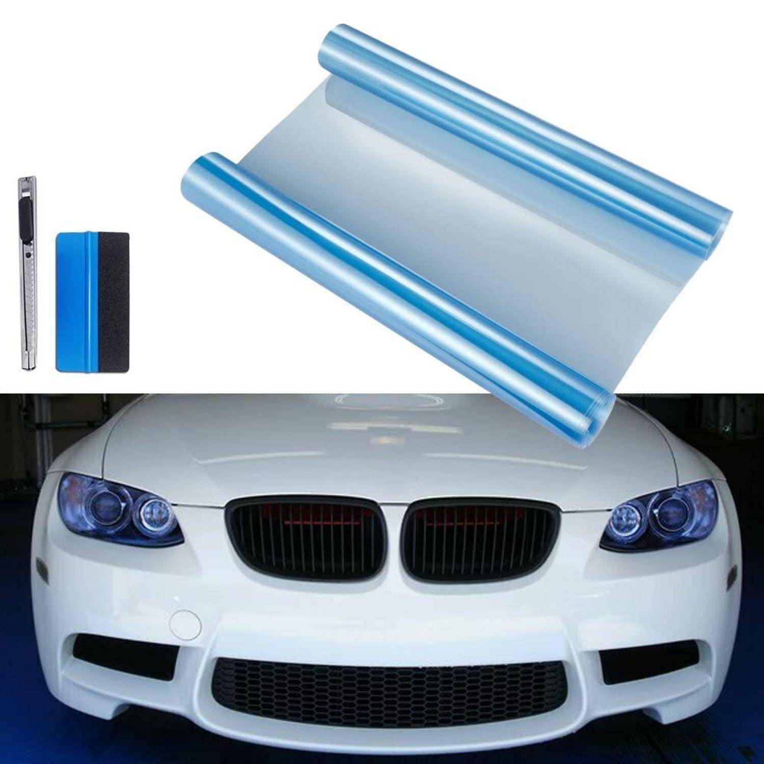 Autovorderseite mit blaugetönter Fensterfolie, Rakel und Universalmesser, was auf ein Autofolienset zur Fenstertonung hindeutet.