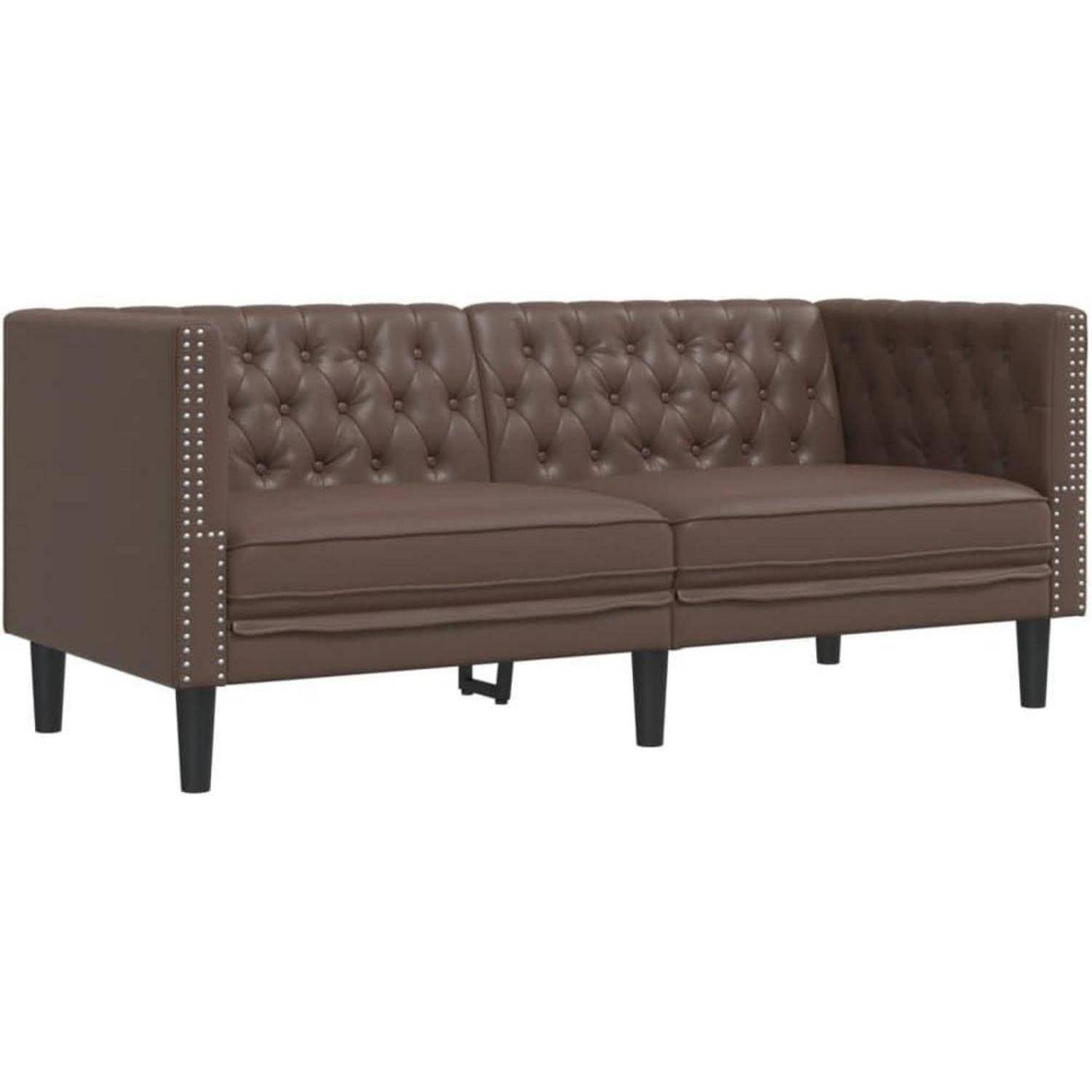 Braunes Zweisitzer-Sofa mit Knopfsteppung, Nagelkopfleisten und schwarzen Beinen auf weißem Hintergrund.