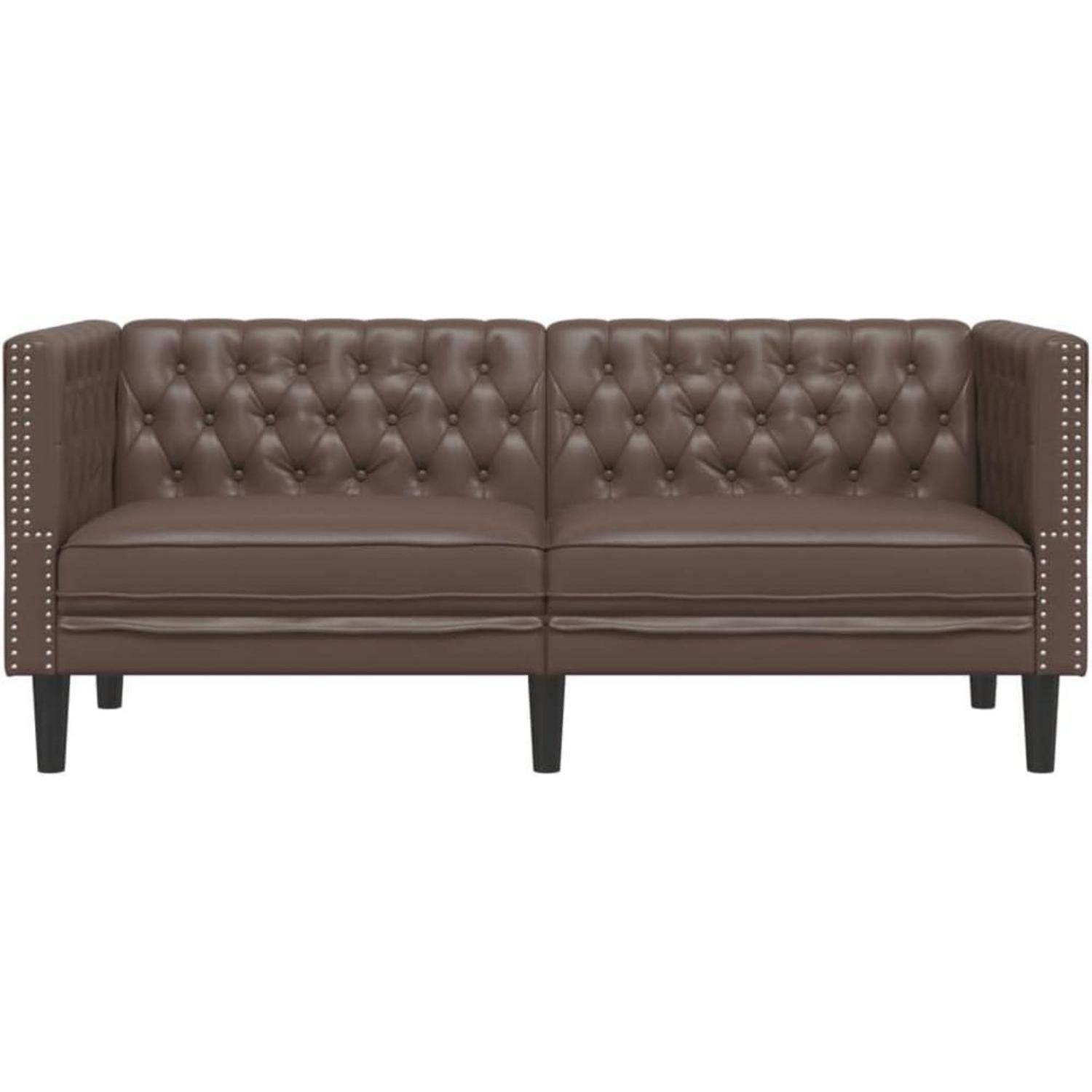 Braunes Ledersofa im Chesterfield-Stil mit gesteppter Oberfläche, Nieten-besetzten Armlehnen und schwarzen Beinen, auf weißem Hintergrund dargestellt.