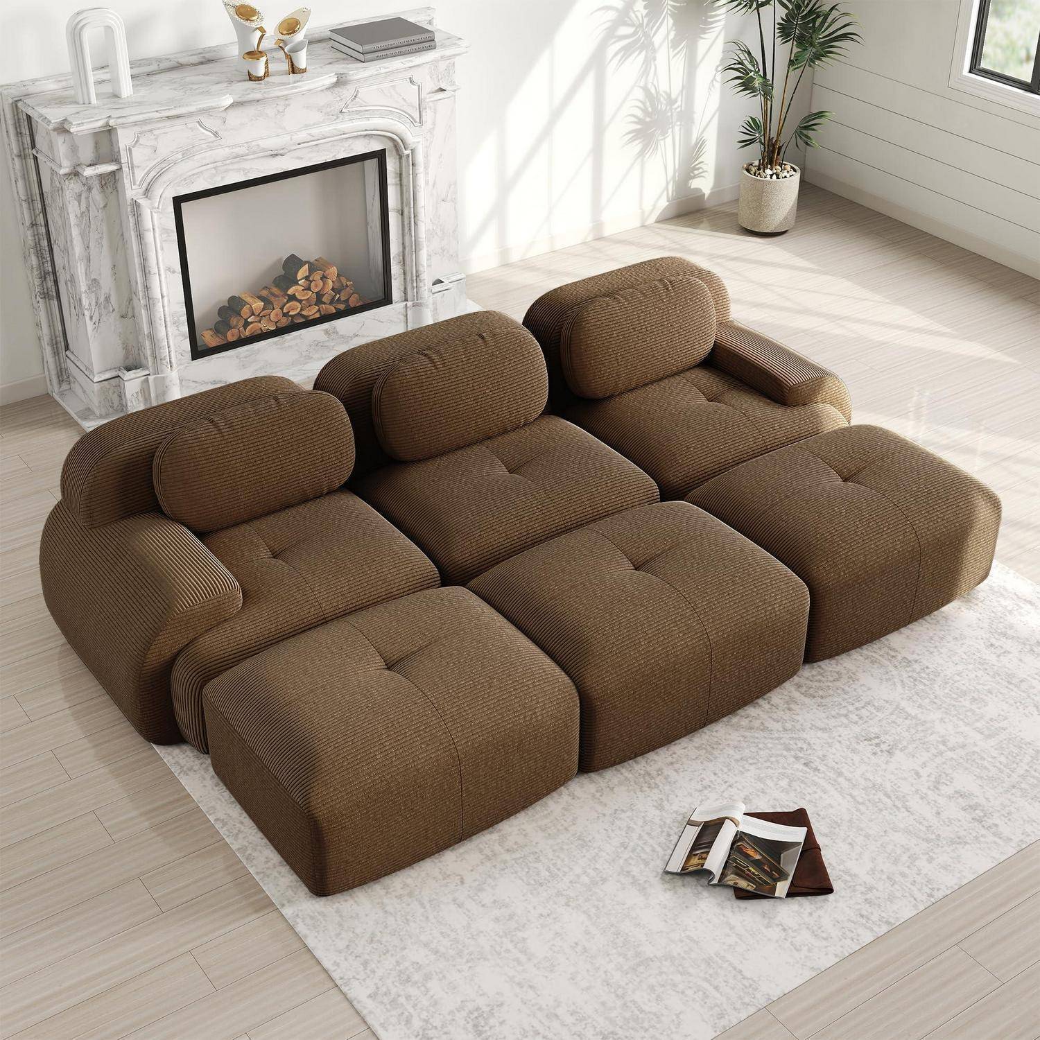 Braunes modulares Ecksofa auf einem hellen Teppich in einem hellen Wohnzimmer, mit einem Marmorkamin und einer Topfpflanze in der Nähe.
