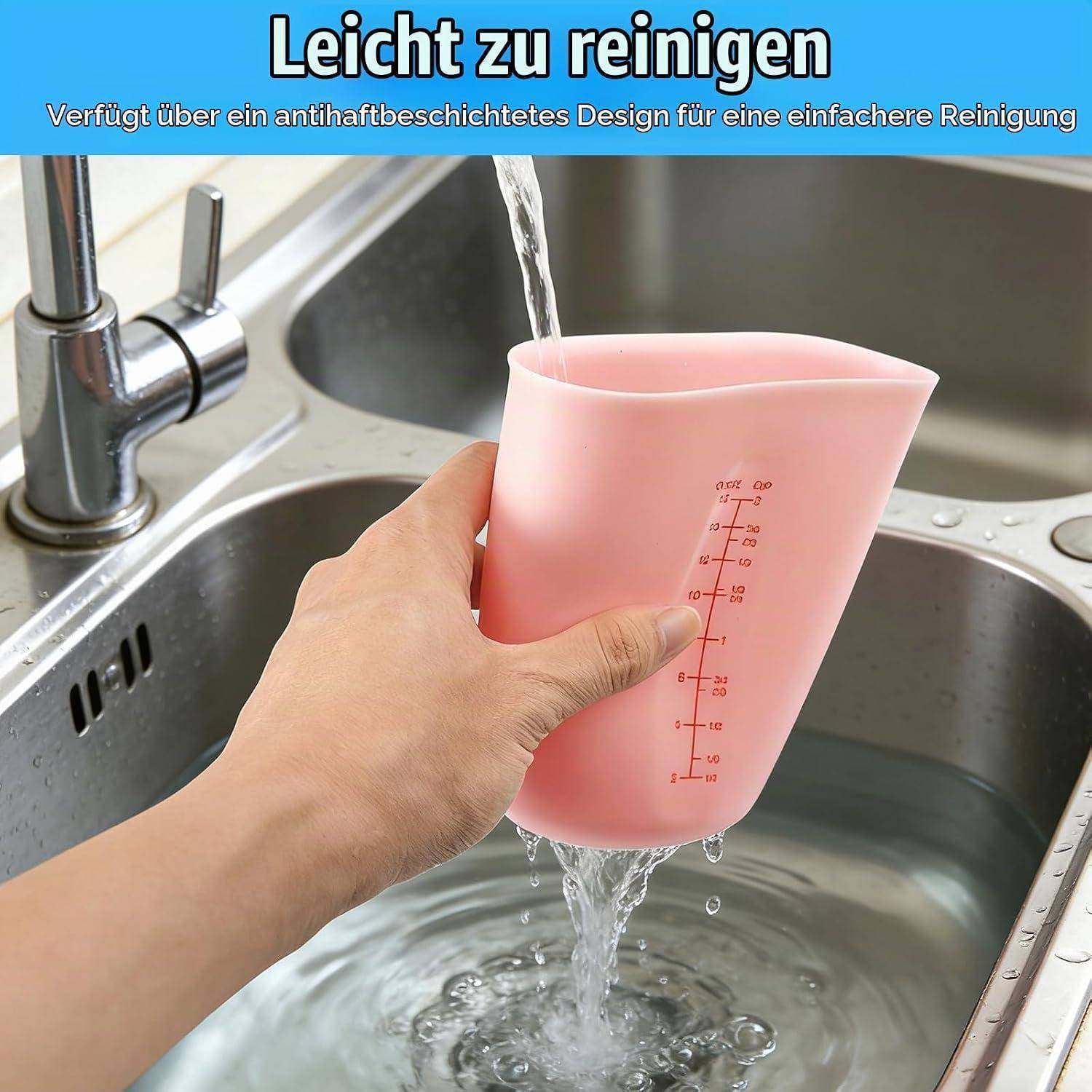 Unter fließendem Wasser eine rosa Messbechern in einem Waschbecken ausspülen; der Text sagt „Leicht zu reinigen