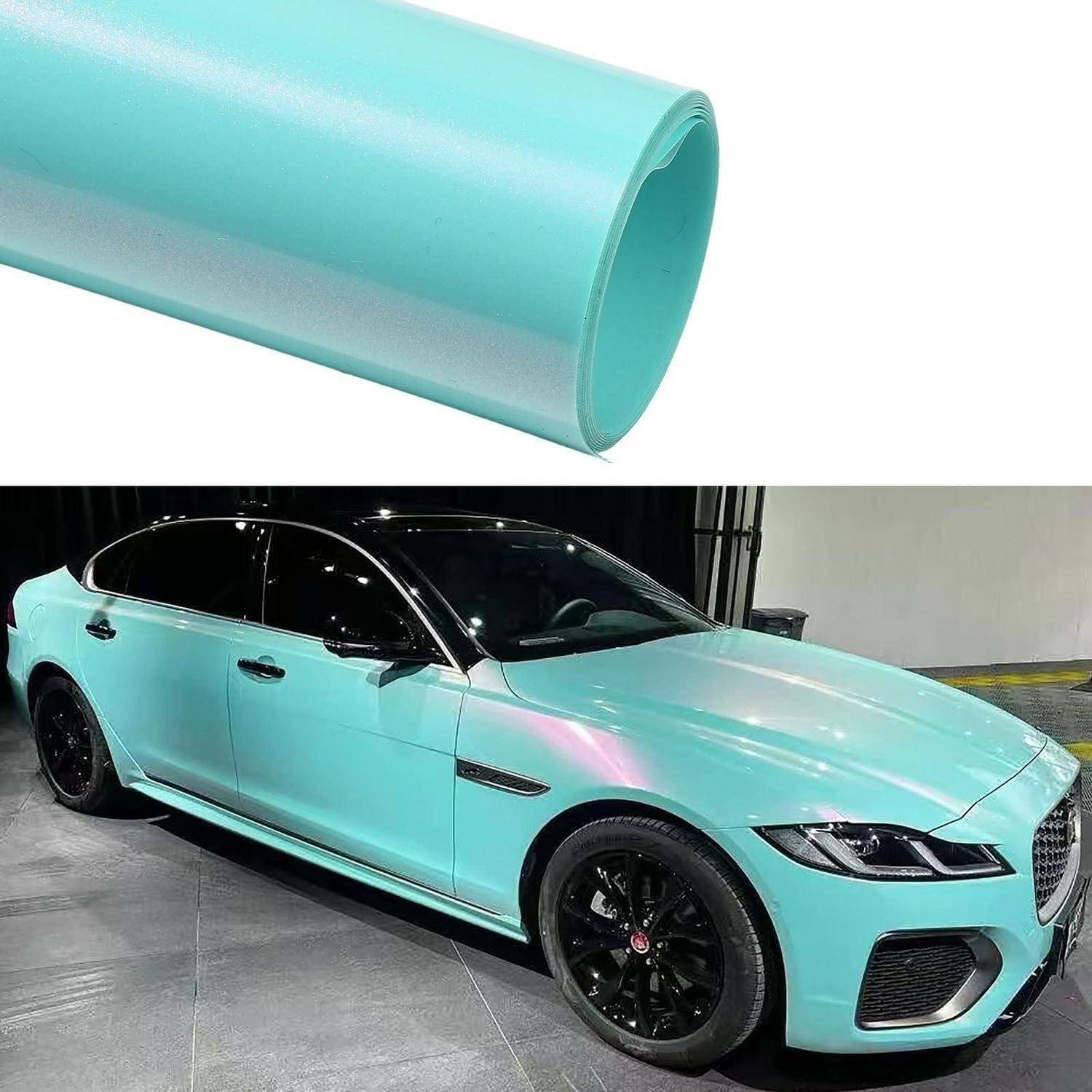 Eine Rolle glänzender mintgrüner Vinylfolie über einer Luxuslimousine, die in der gleichen mintgrünen Farbe beklebt ist, gezeigt in einer Garage.