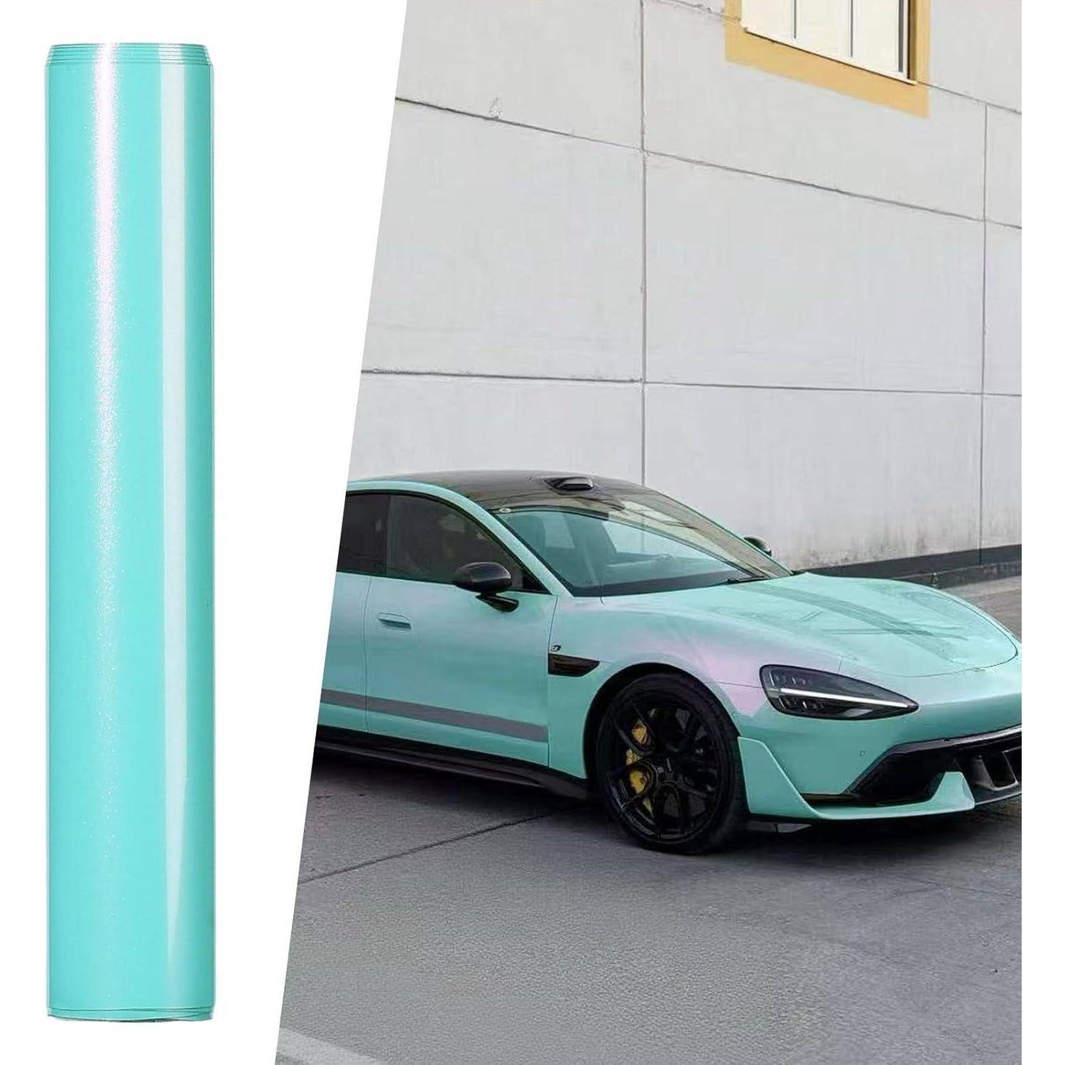 Mintgrüne glänzende Autofolien-Beschichtung neben einem beklebten Sportwagen, die die Oberflächenfinish auf dem Fahrzeug zeigt.