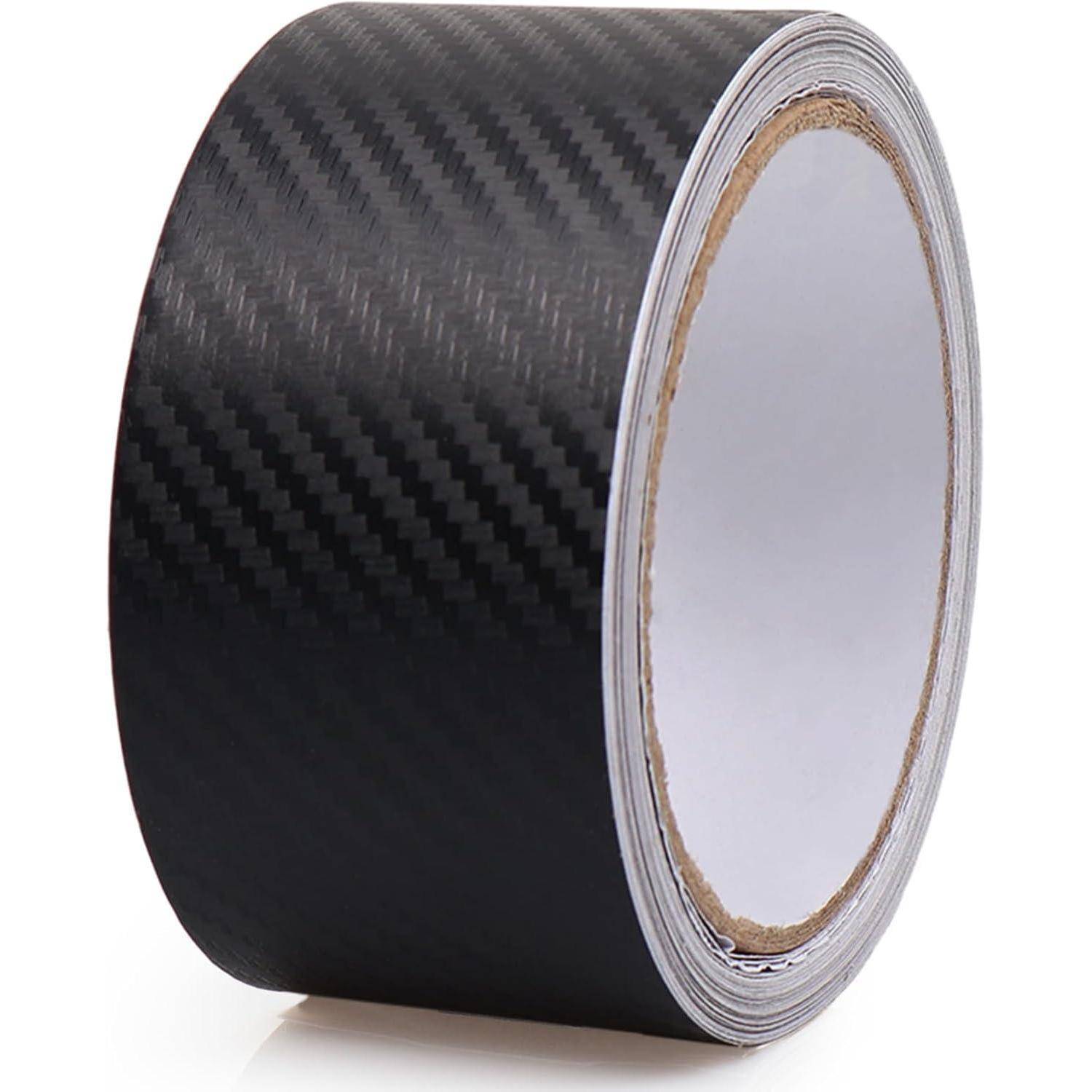 Eine Rolle schwarzes Klebeband mit Kohlefaser-Muster auf weißem Hintergrund.