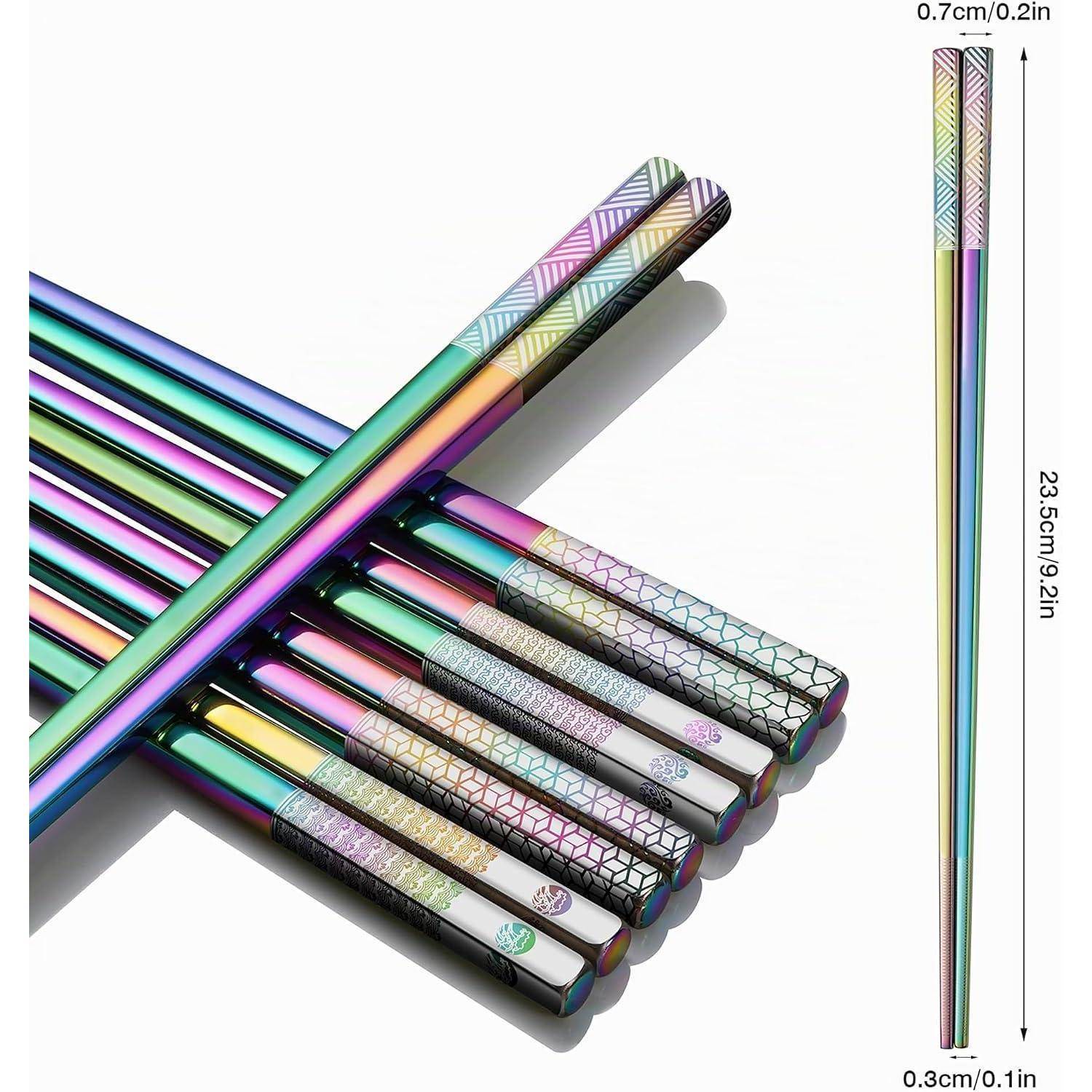 Bunte schillernde Metallstäbchen, die in einem Set gezeigt werden, mit Größenetiketten, die eine Länge von 23,5 cm und eine Breite von 0,7 cm angeben.