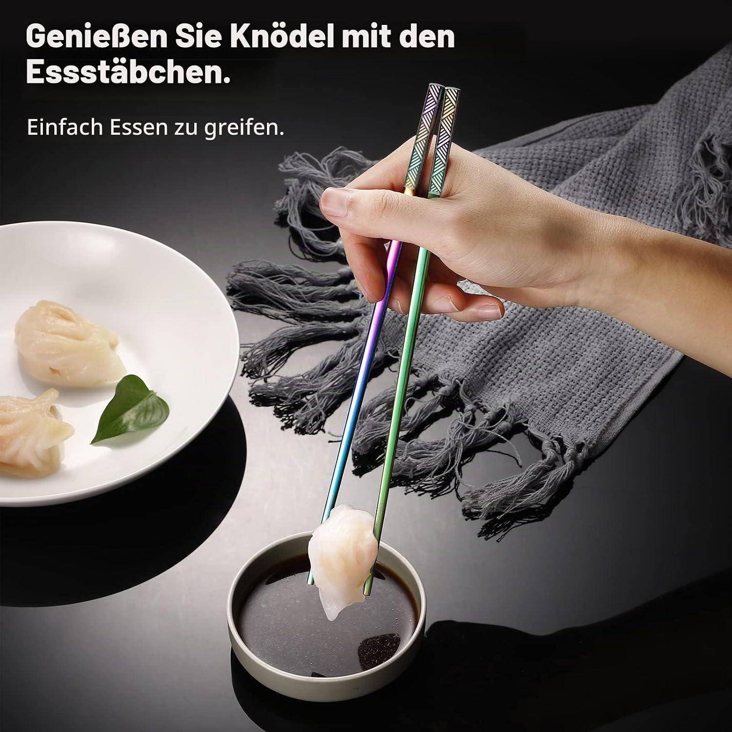 Hand, die bunte Essstäbchen benutzt, um einen Knödel über einer Dip-Sauce zu greifen; Teller mit Knödeln daneben und deutscher Text, der das einfachere Essen mit Essstäbchen bewirbt.