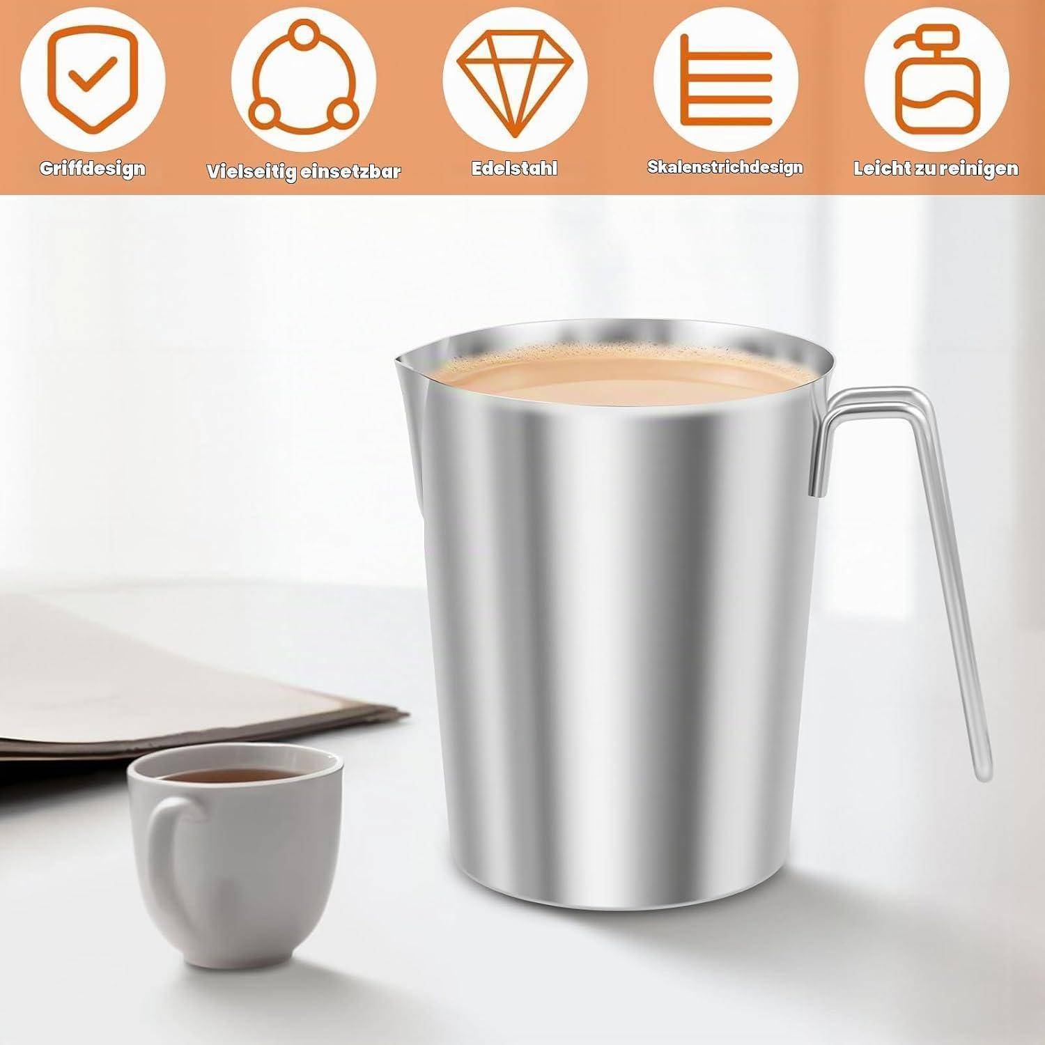 Edelstahl-Milchaufschäumer mit Auslauf und Griff neben einer kleinen Kaffeetasse; obere Symbole heben die leichte Reinigung, vielseitige Verwendung und das Skalenendesign hervor.