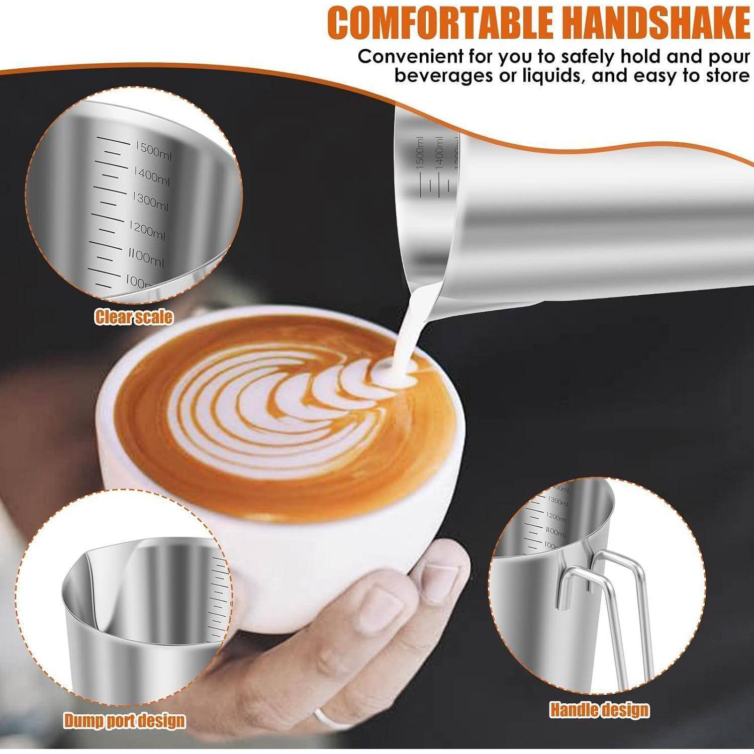 Edelstahlaufschäum-Kännchen gießt Milch in einen Latte, mit Hinweisen auf klare Skala, tropffreie Ausgießer und ergonomisches Griffdesign.